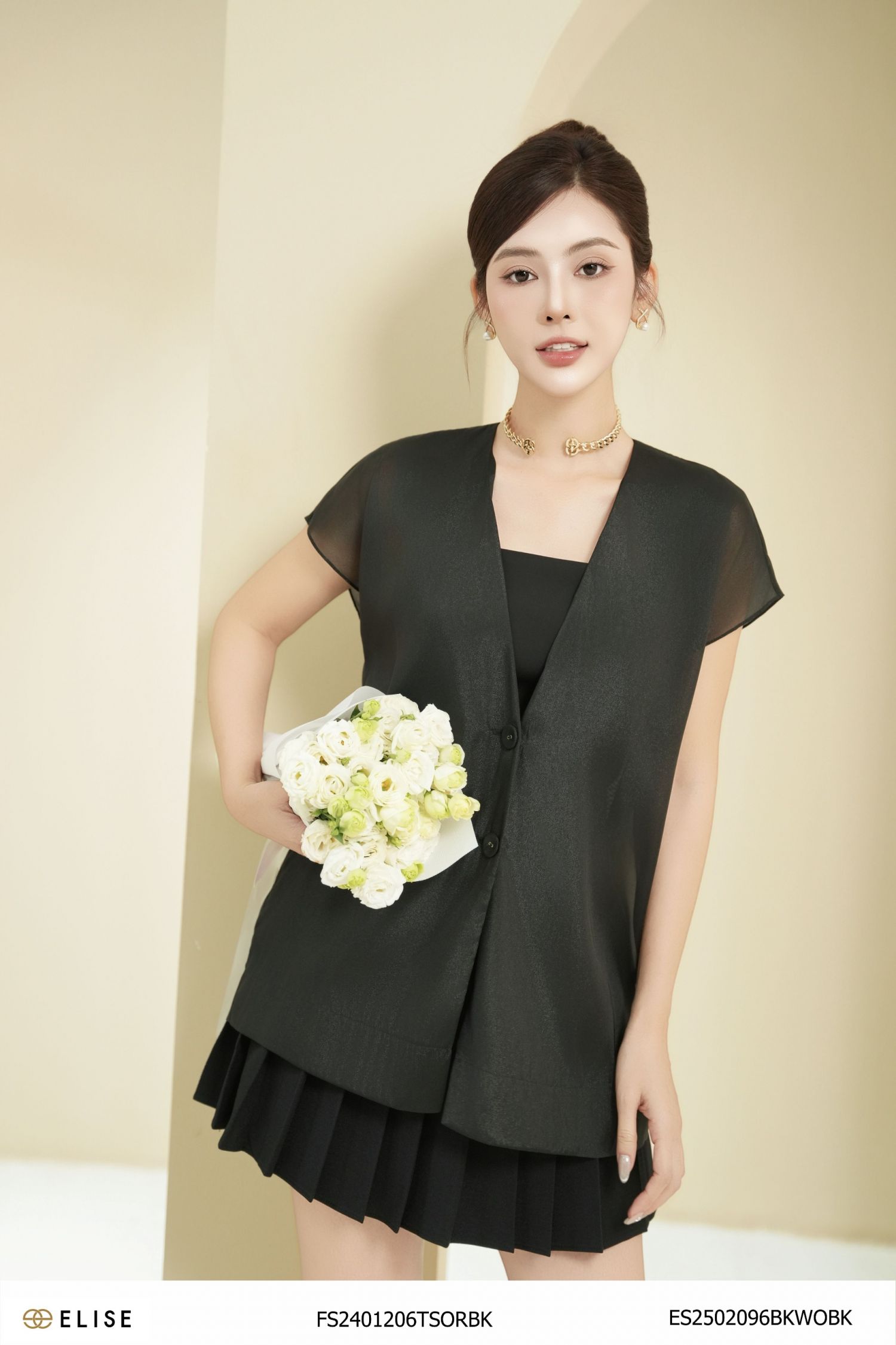 ÁO TƠ ĐEN CỔ V XẺ CHỒNG SAU
