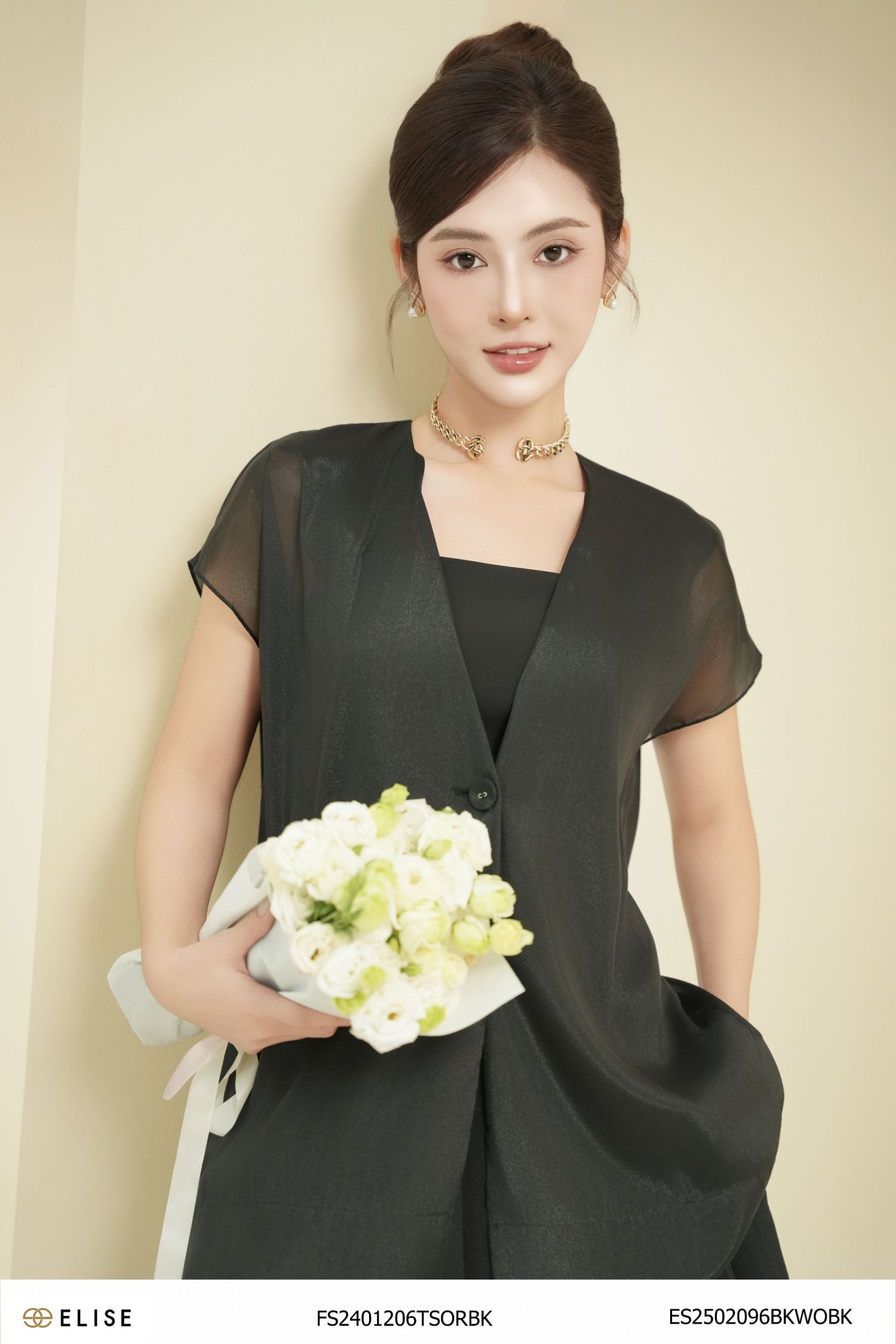 ÁO TƠ ĐEN CỔ V XẺ CHỒNG SAU