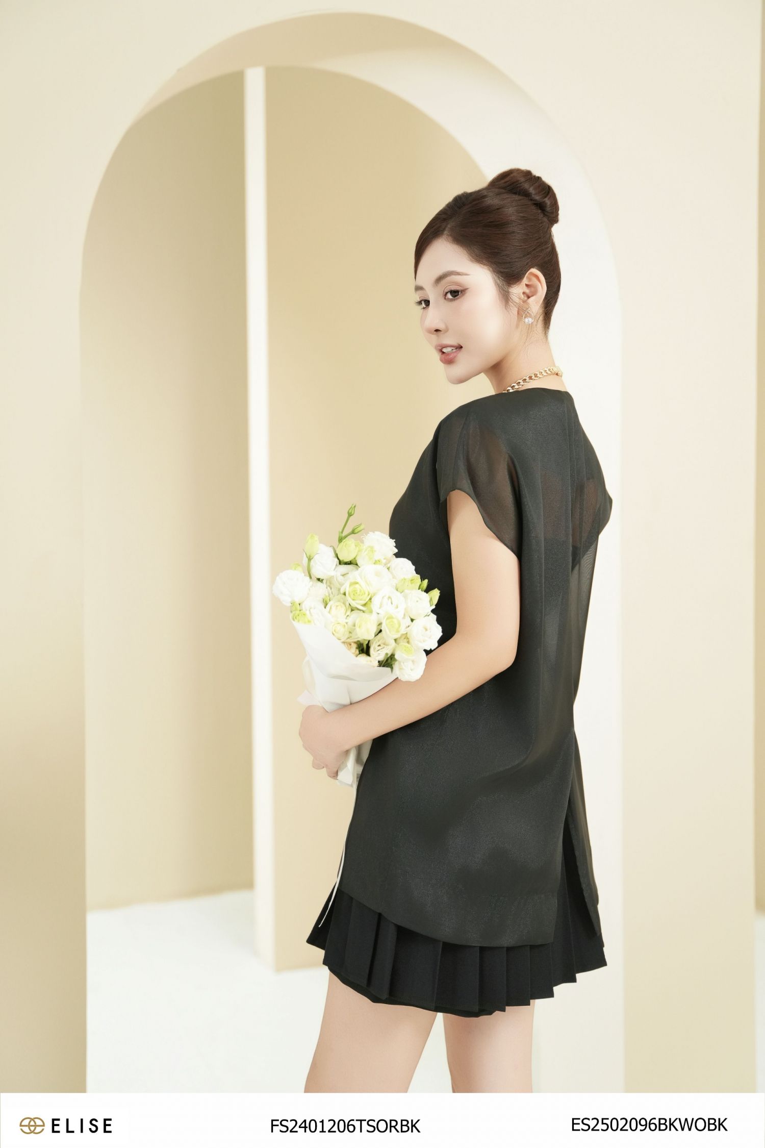ÁO TƠ ĐEN CỔ V XẺ CHỒNG SAU