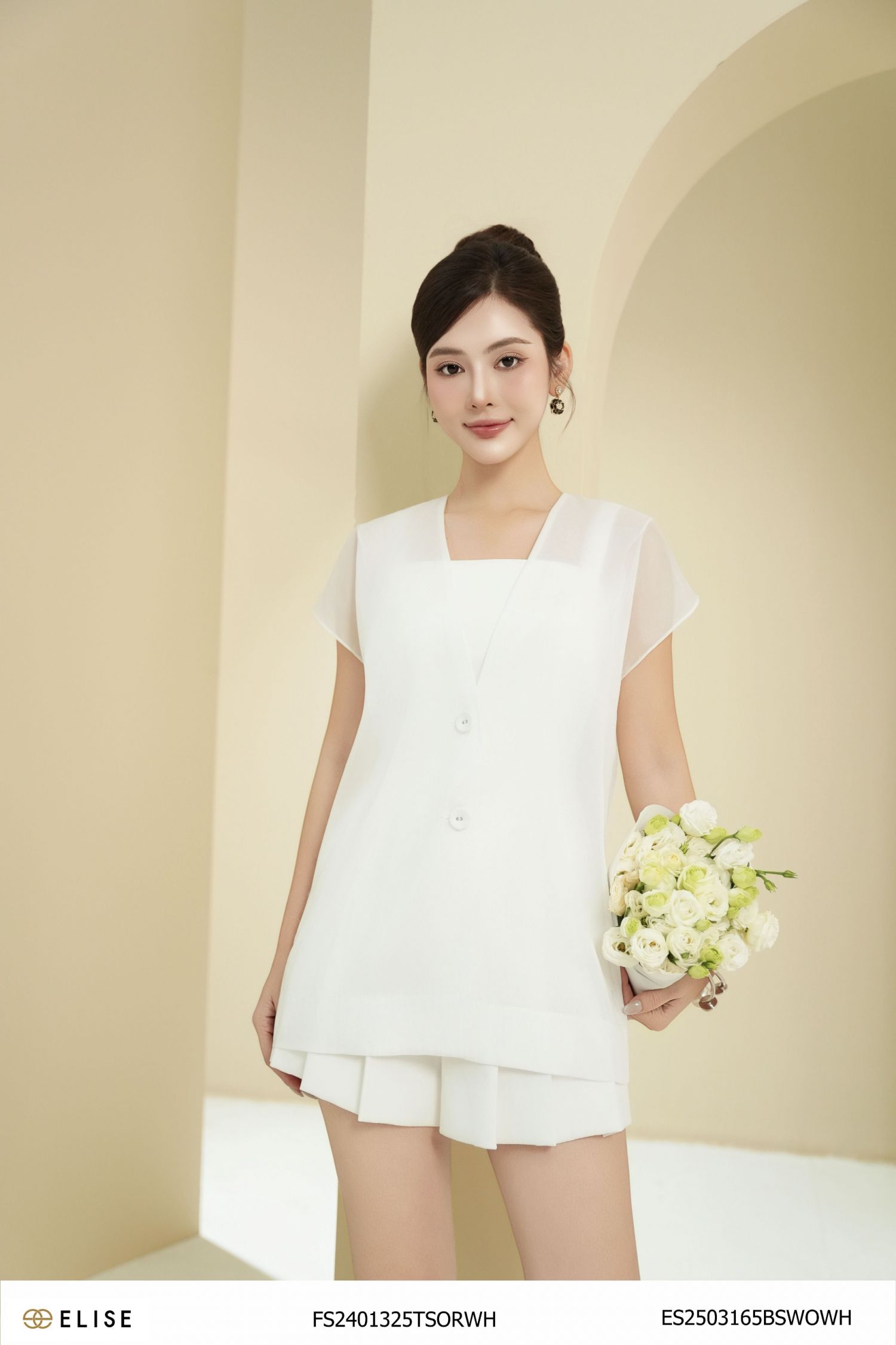 ÁO TƠ TRẮNG CỔ V XẺ CHỒNG SAU