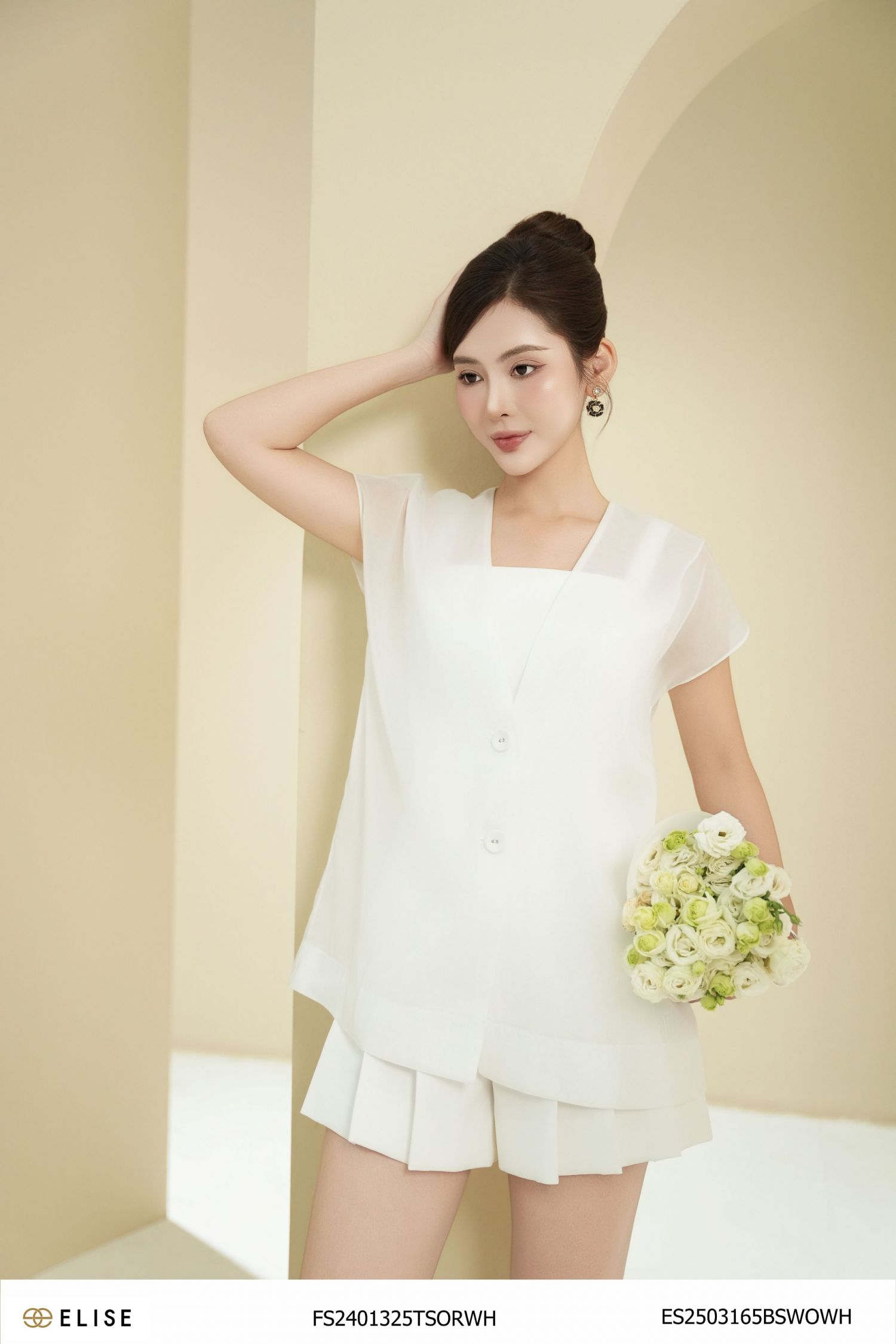 ÁO TƠ TRẮNG CỔ V XẺ CHỒNG SAU