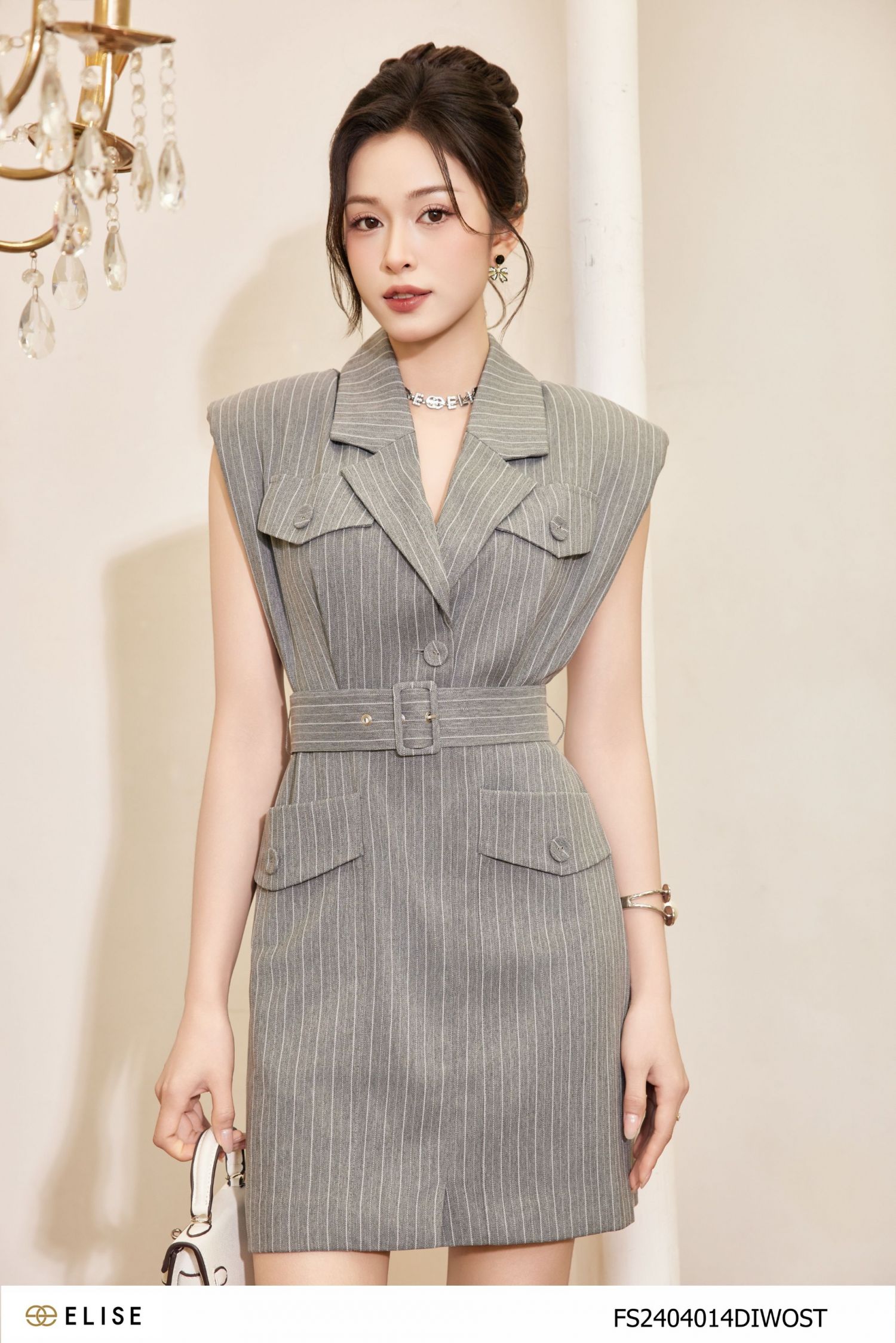 ĐẦM GHI KẺ TRẮNG CỔ VEST TÚI NGỰC