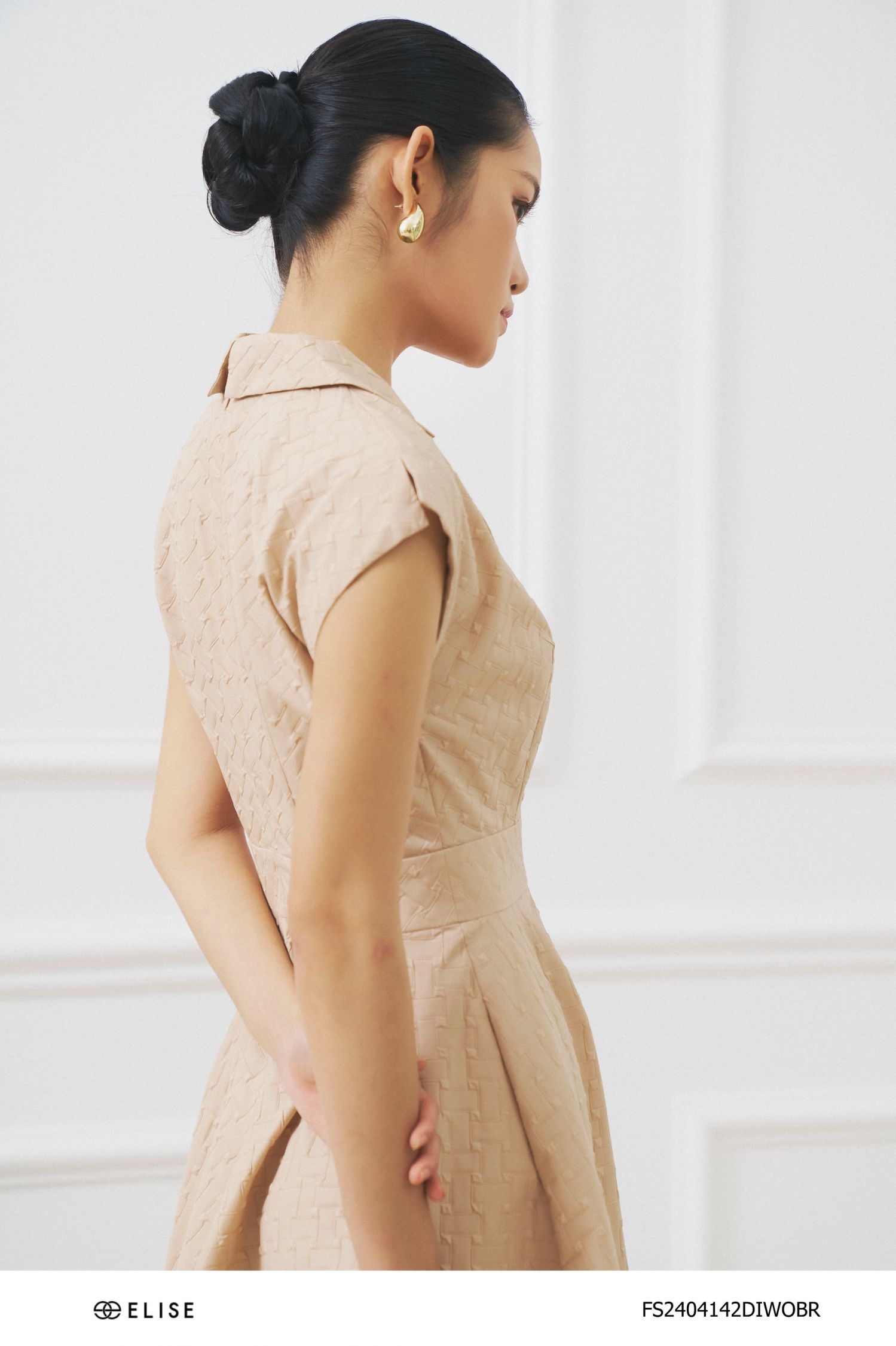 ĐẦM XỐP VÂN Ô NÂU CỔ VEST