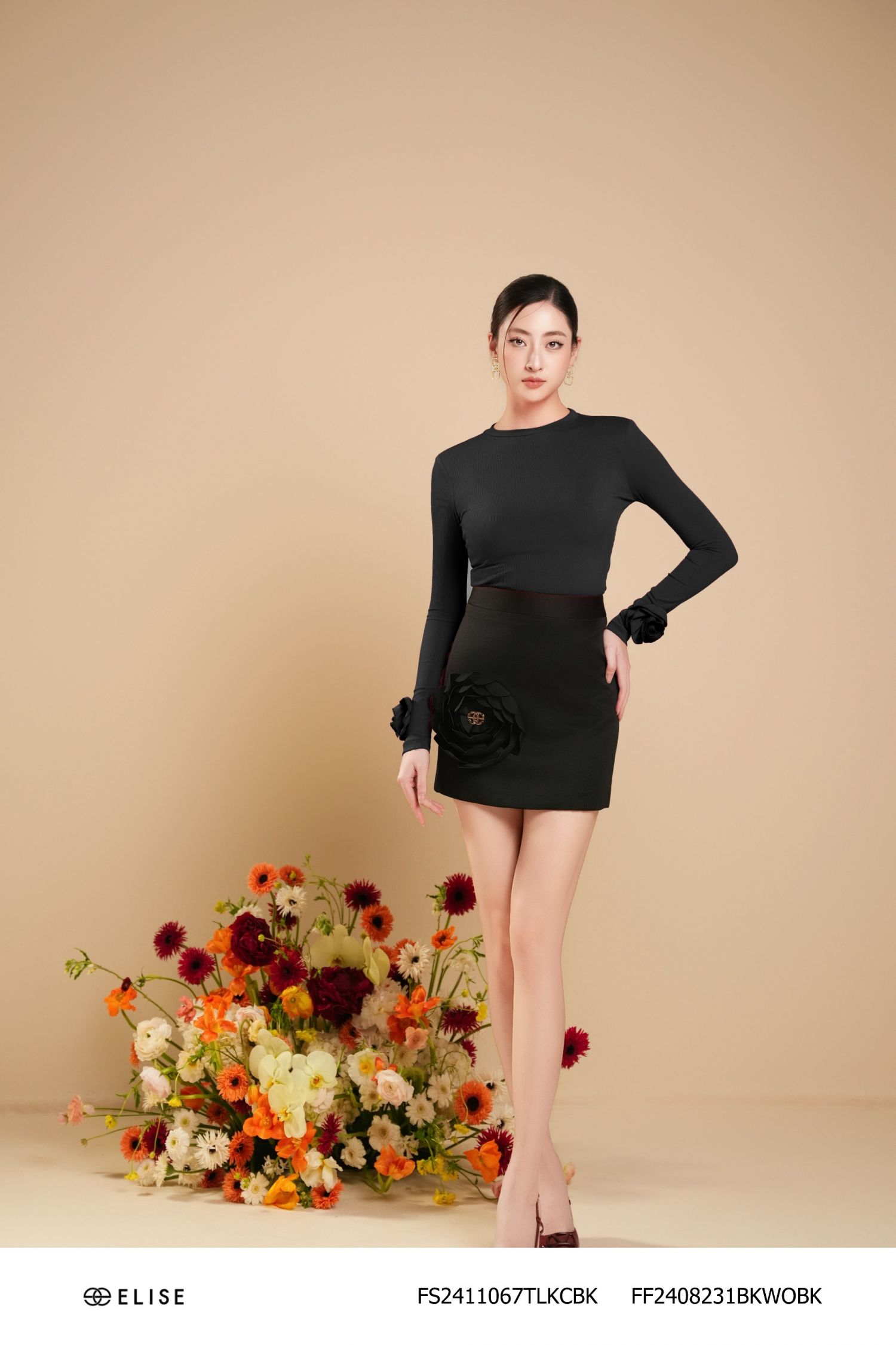 ÁO THUN ĐEN CỔ TRÒN ĐÍNH HOA