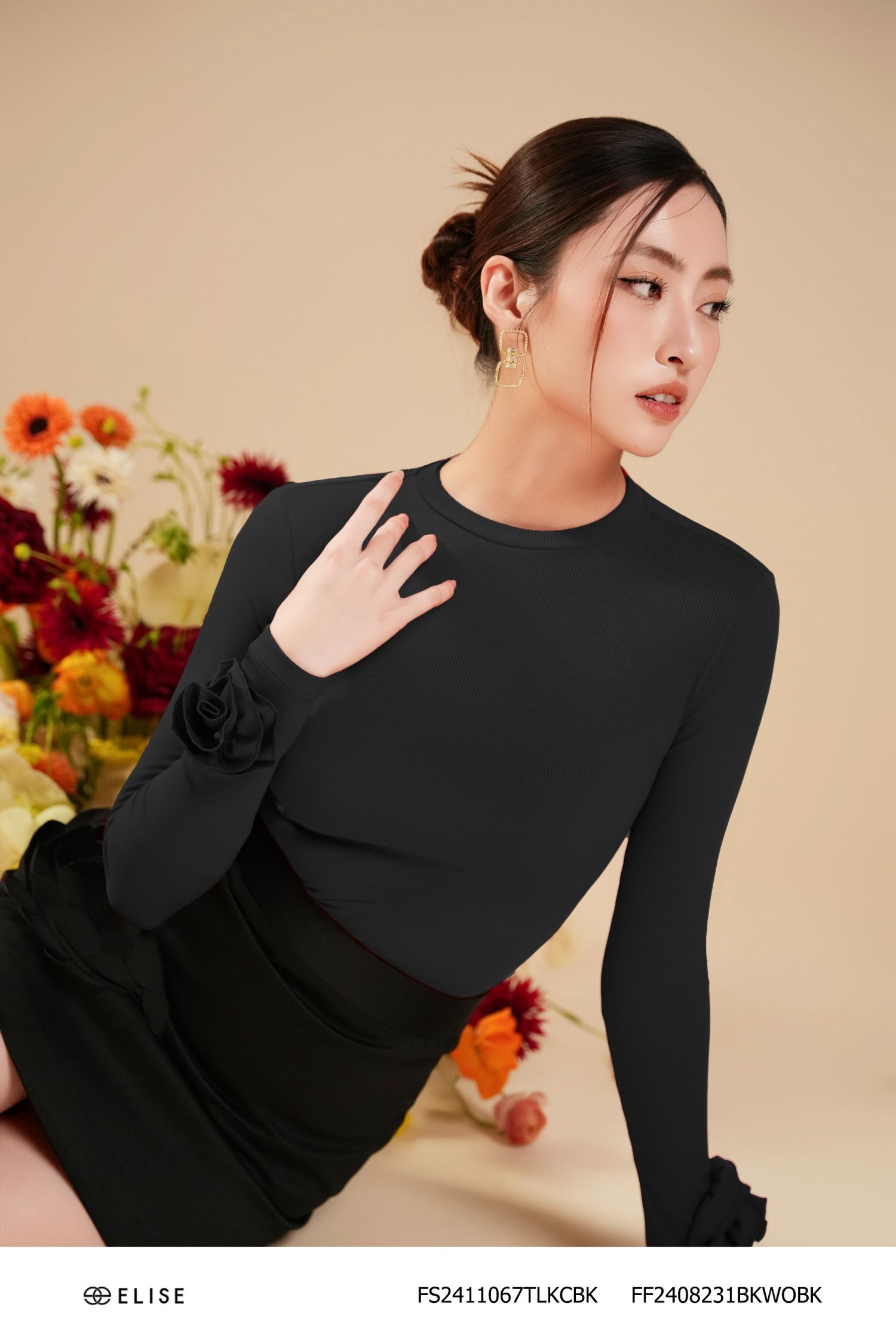 ÁO THUN ĐEN CỔ TRÒN ĐÍNH HOA