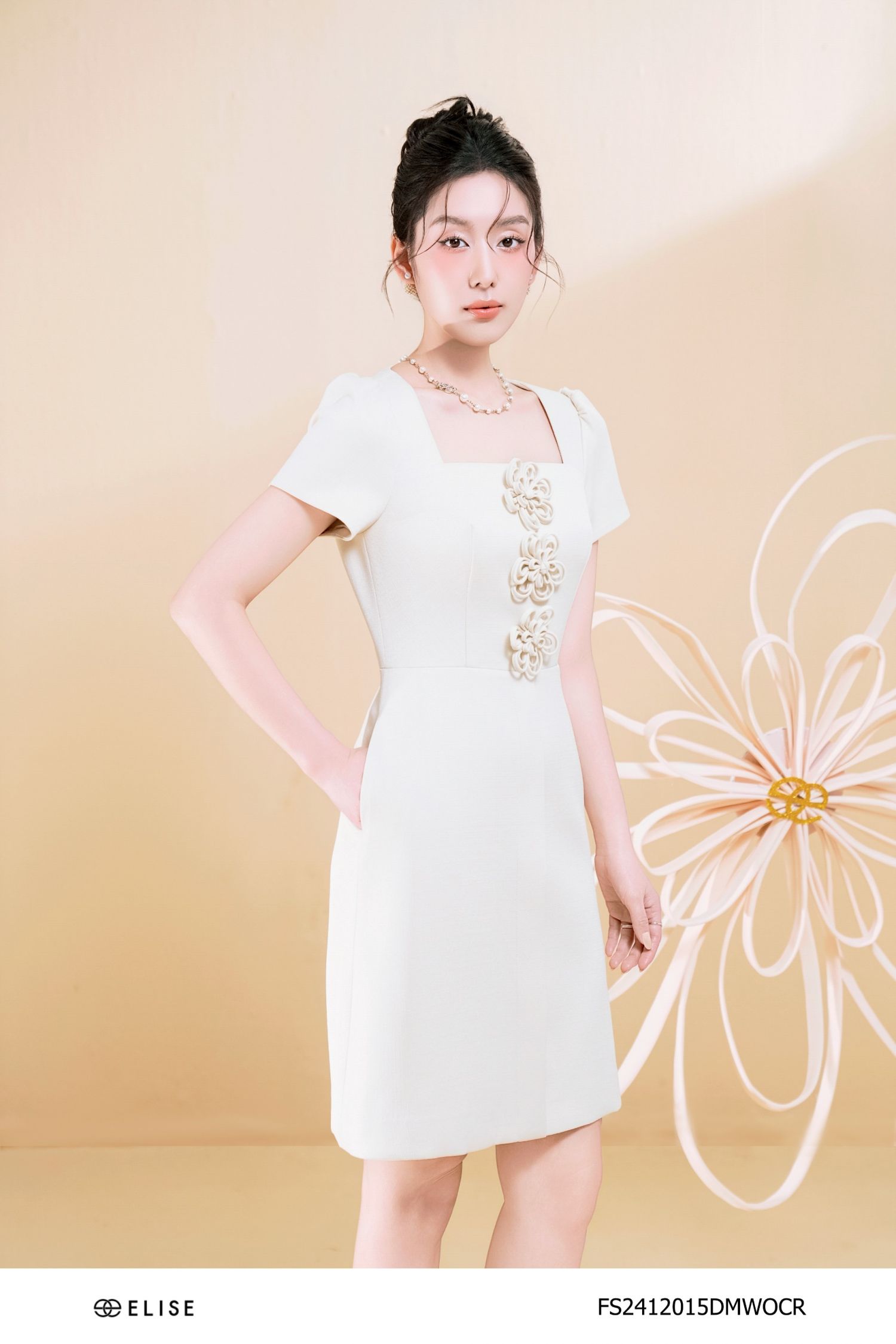 ĐẦM SỢI KEM CỔ VUÔNG ĐÍNH HOA DÂY
