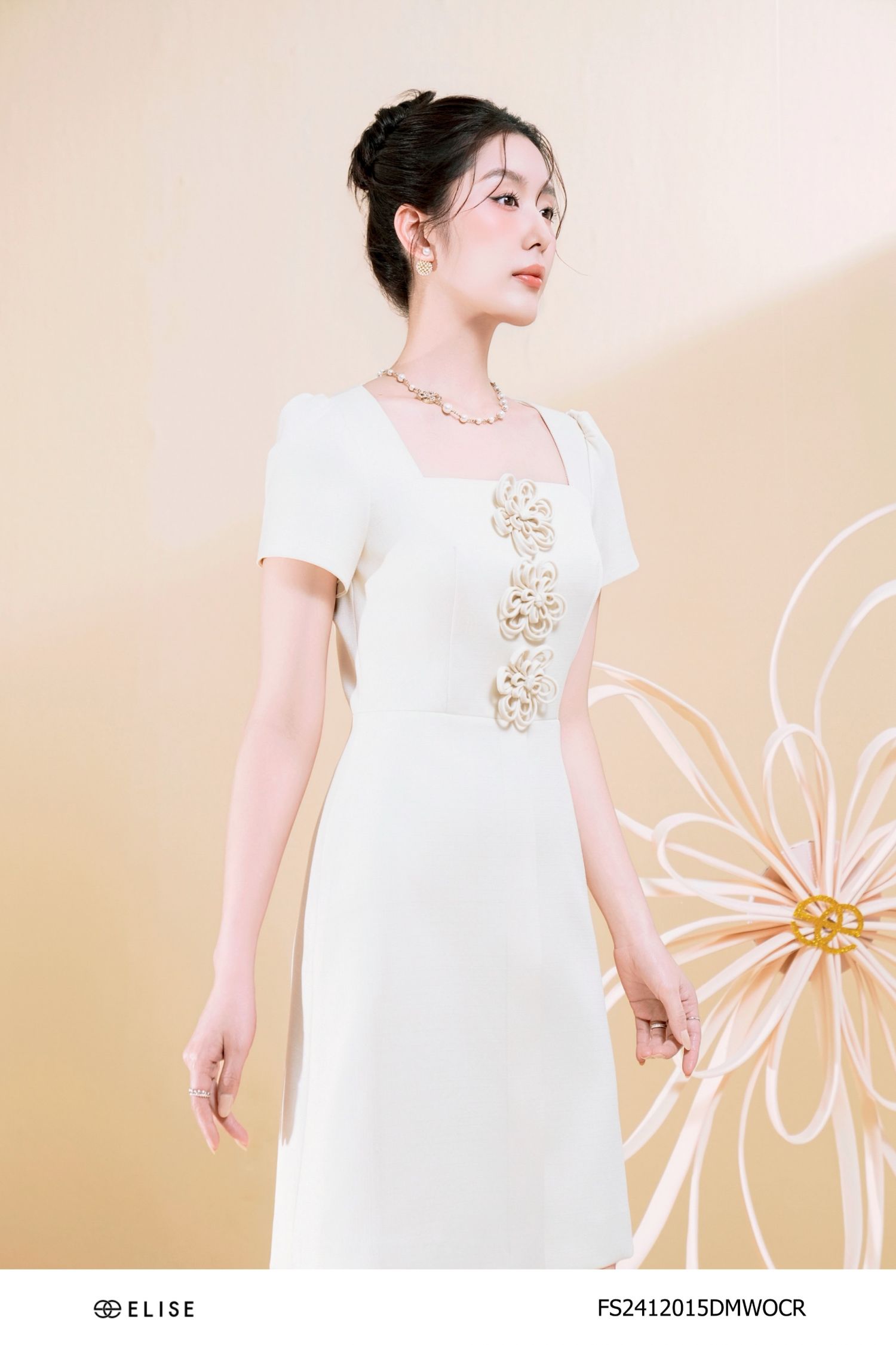 ĐẦM SỢI KEM CỔ VUÔNG ĐÍNH HOA DÂY
