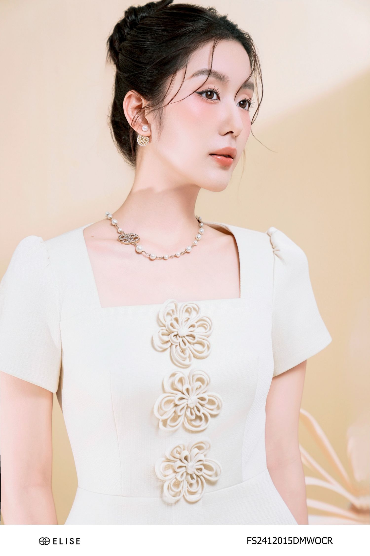 ĐẦM SỢI KEM CỔ VUÔNG ĐÍNH HOA DÂY