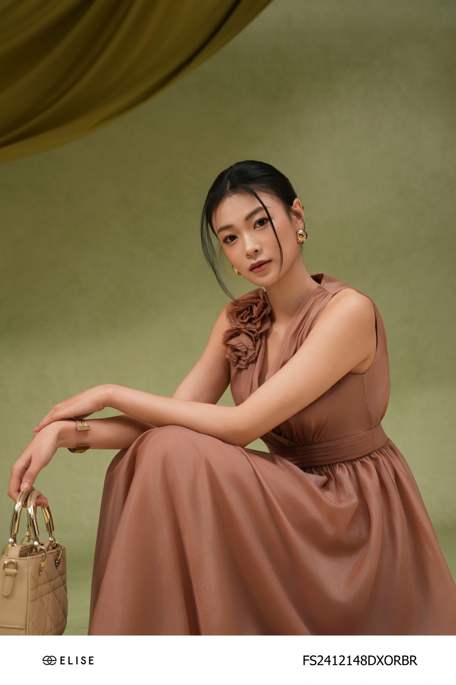 ĐẦM TƠ NÂU BE XẾP LY EO ĐÍNH HOA