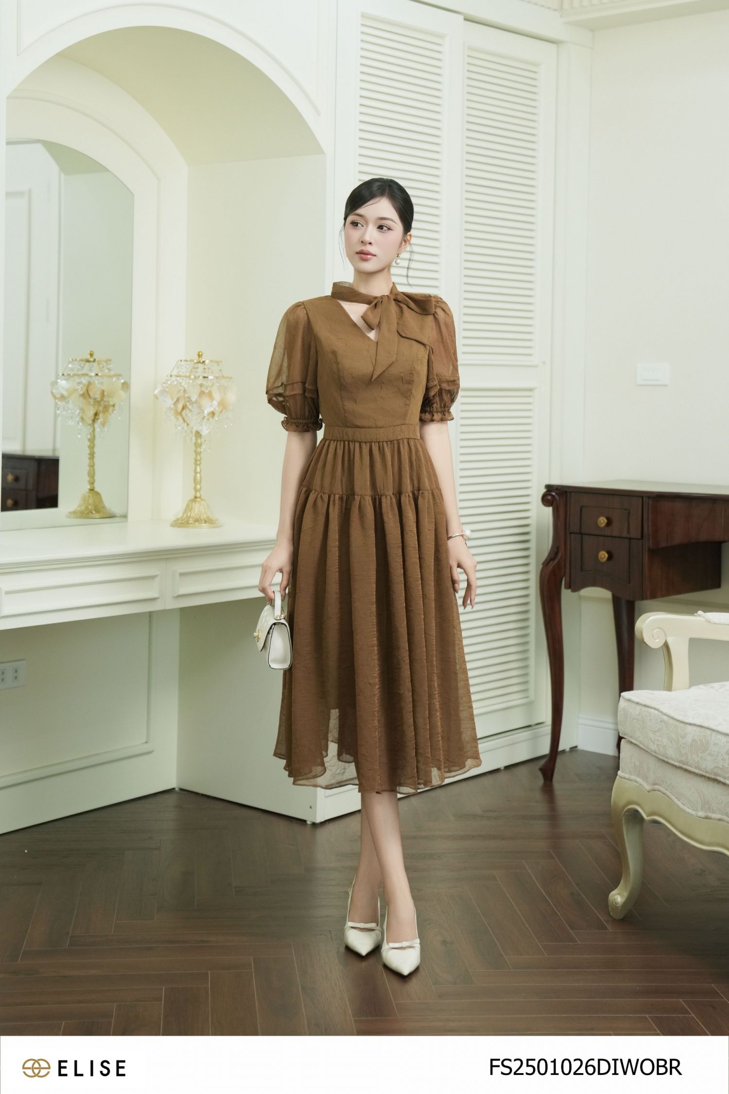 ĐẦM VOAN NHĂN NÂU VÀNG CỔ V DÂY NƠ CỔ