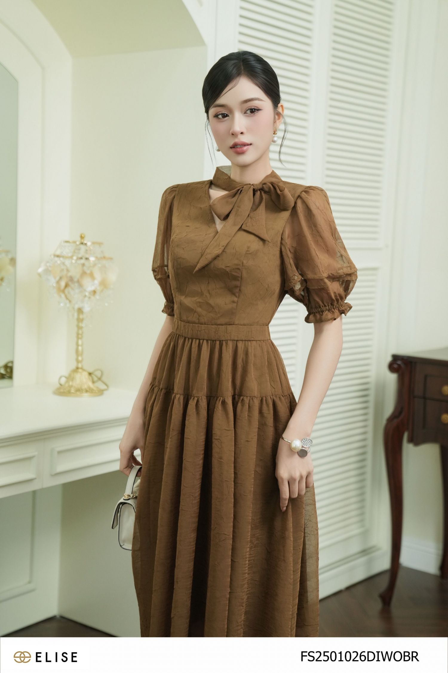 ĐẦM VOAN NHĂN NÂU VÀNG CỔ V DÂY NƠ CỔ