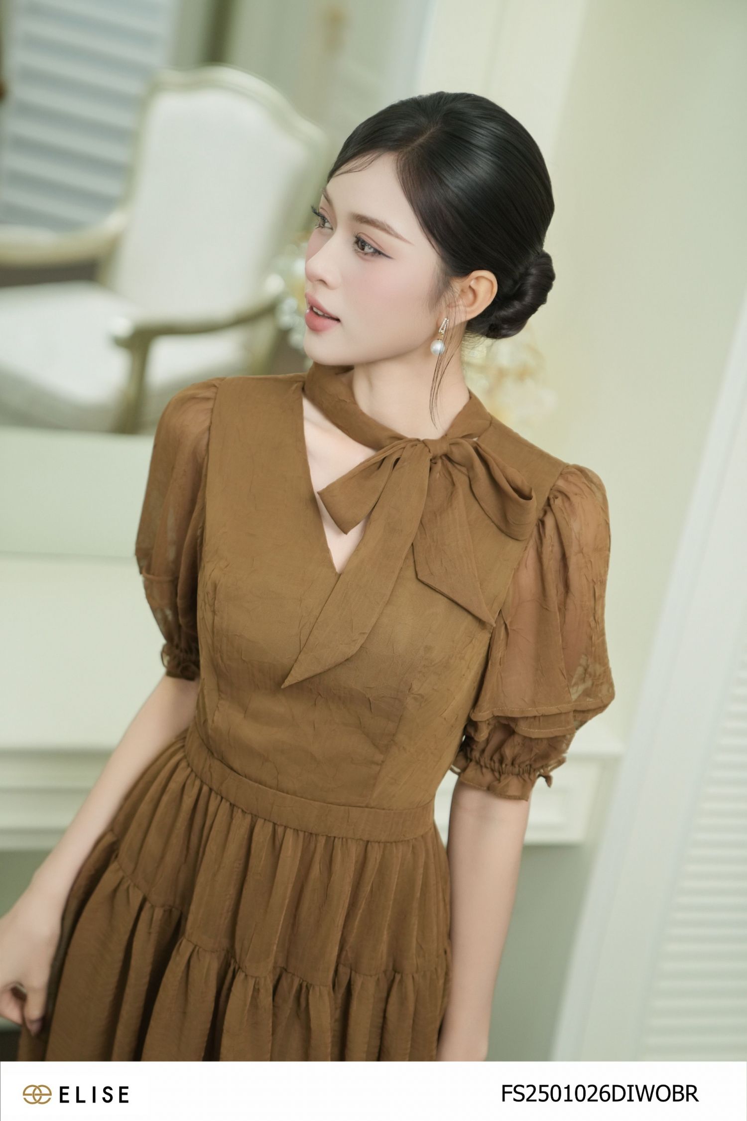 ĐẦM VOAN NHĂN NÂU VÀNG CỔ V DÂY NƠ CỔ