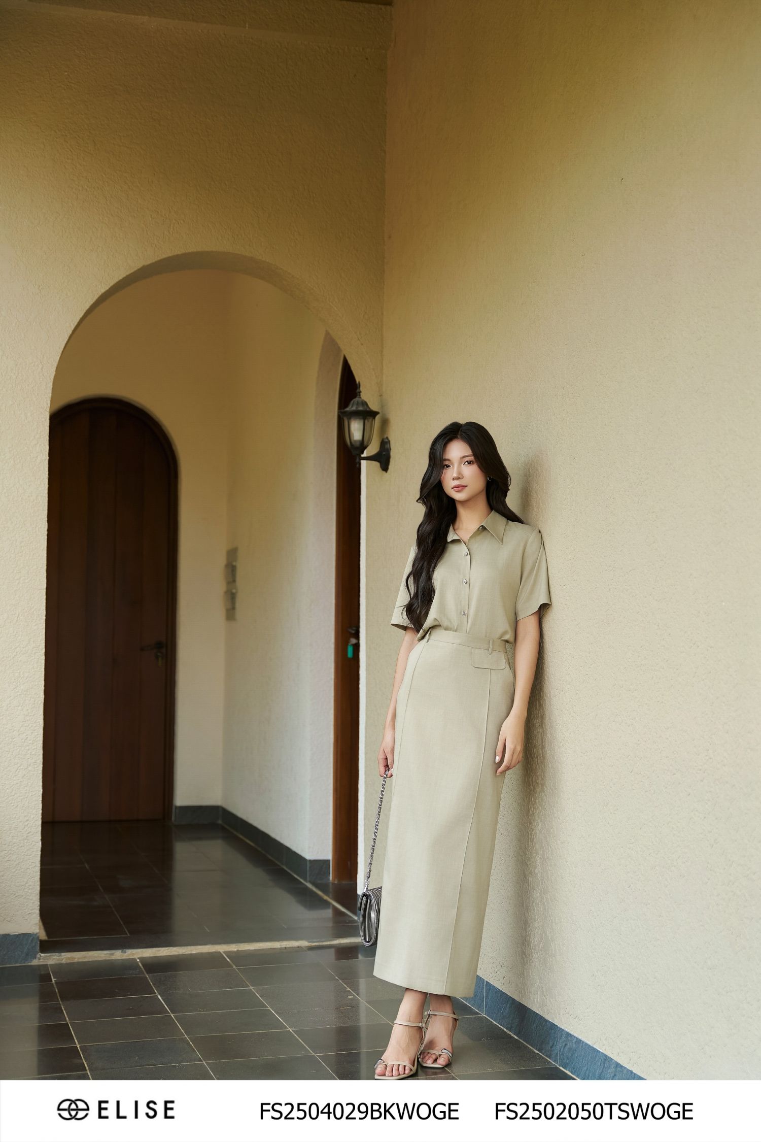 SM XANH OLIVE NHẠT CỔ ĐỨC THÊU LOGO SAU