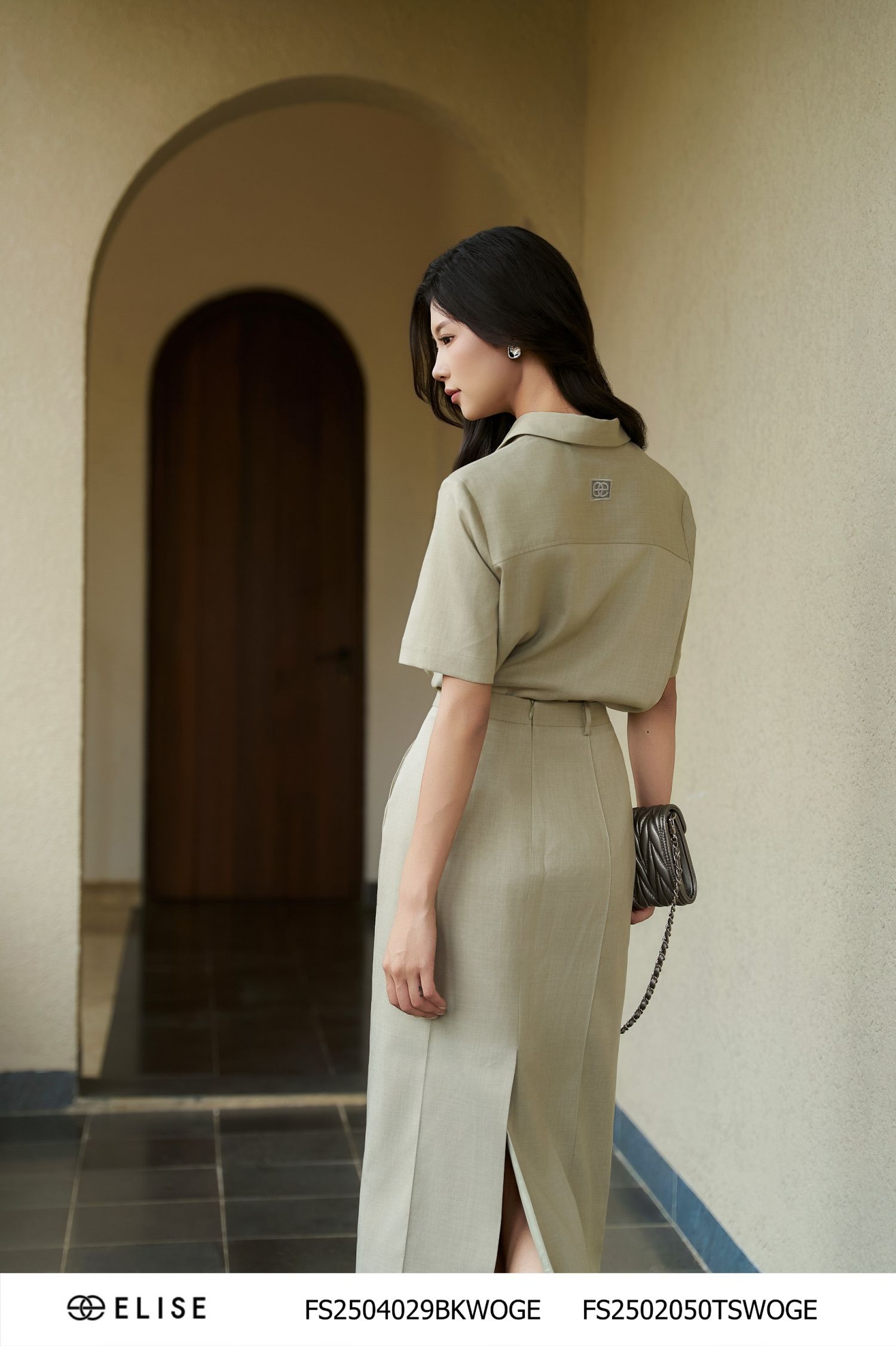 SM XANH OLIVE NHẠT CỔ ĐỨC THÊU LOGO SAU
