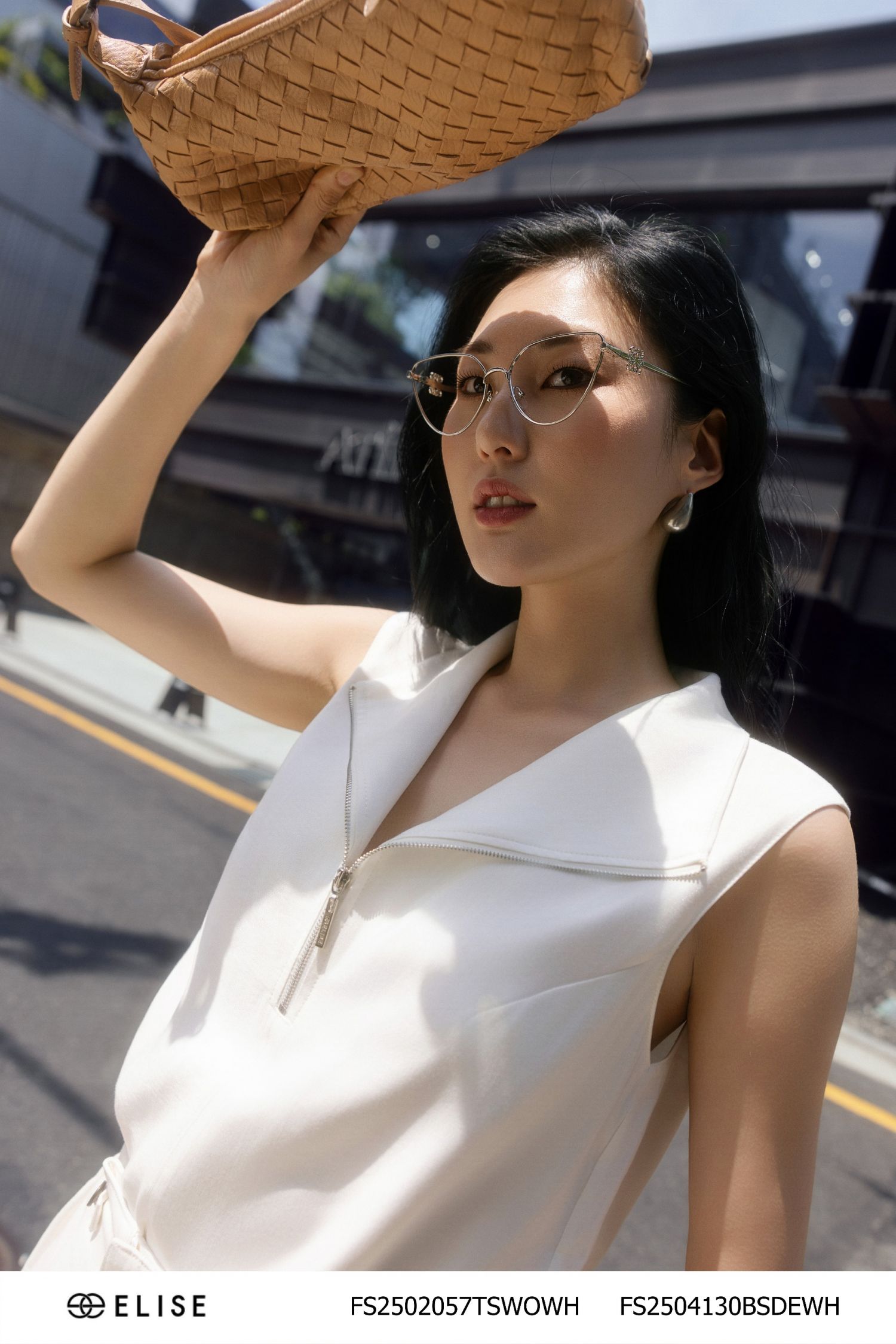 ÁO SÁT NÁCH TRẮNG CỔ KHÓA ĐỒNG