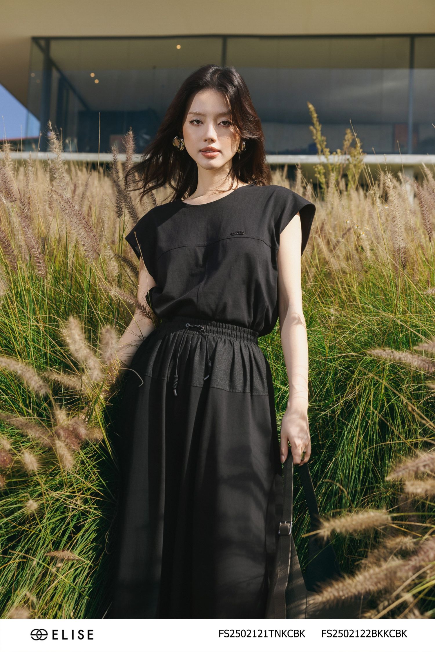 ÁO THUN ĐEN PHỐI VẢI LINEN ĐÍNH LOGO