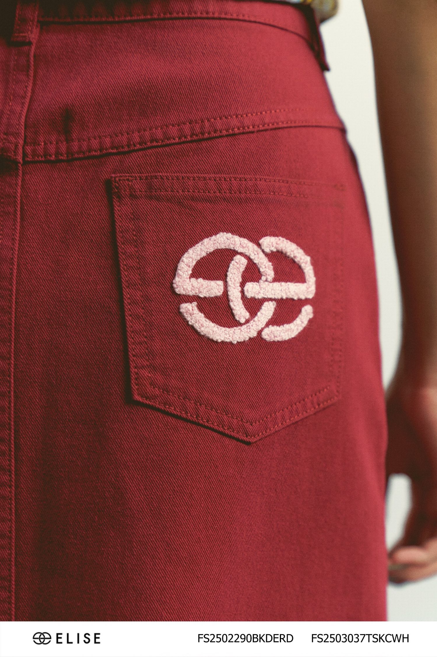 CHÂN VÁY DENIM ĐỎ ĐUN THÊU LOGO TÚI SAU