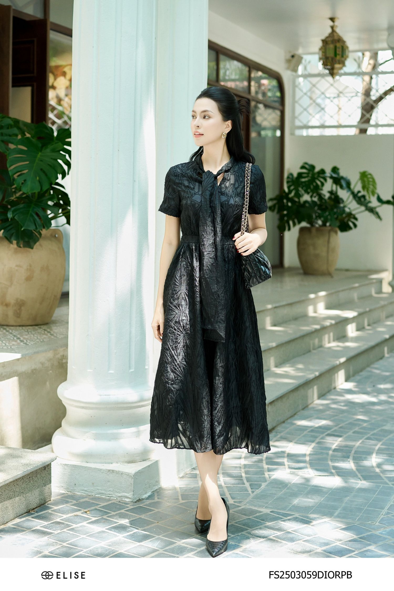 ĐẦM TƠ ĐEN VÂN NỔI BUỘC NƠ CỔ