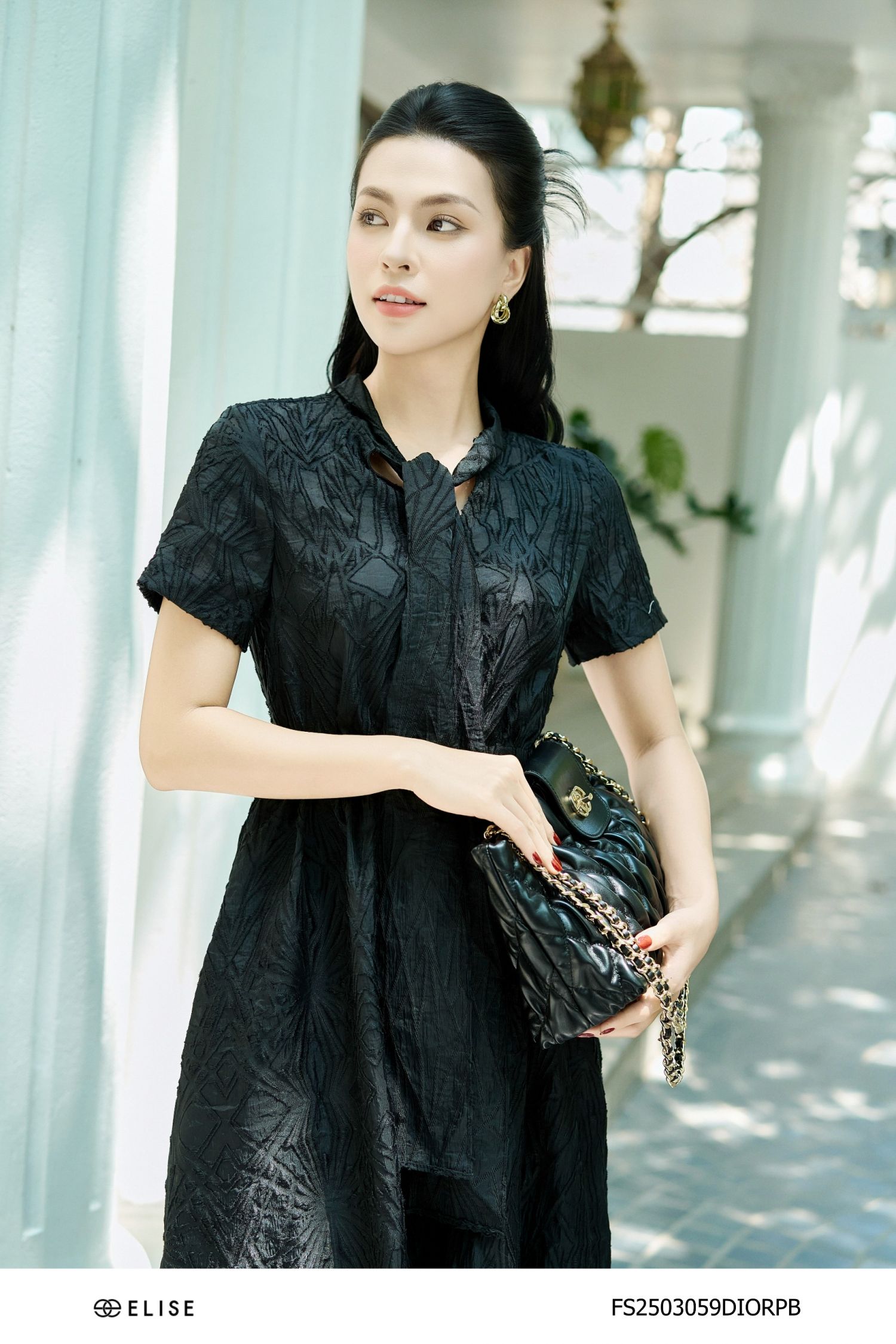 ĐẦM TƠ ĐEN VÂN NỔI BUỘC NƠ CỔ