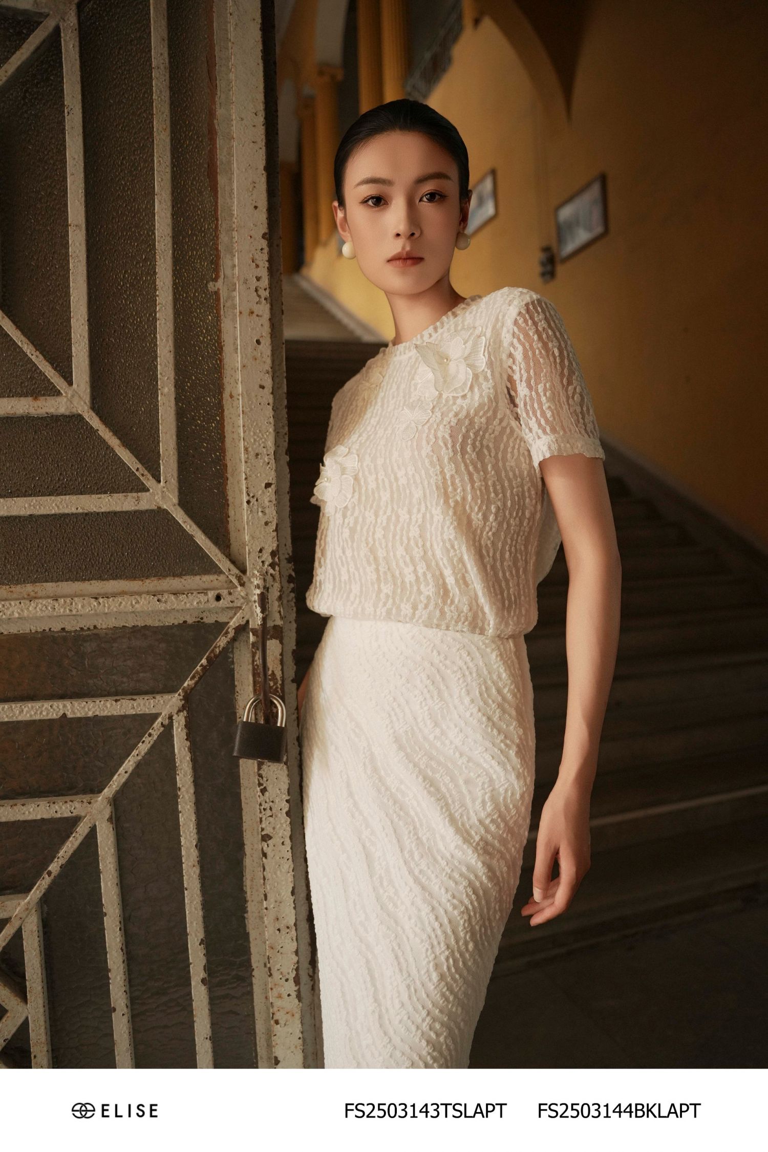 ÁO REN LƯỚI CHUN NỔI TRẮNG ĐÍNH HOA