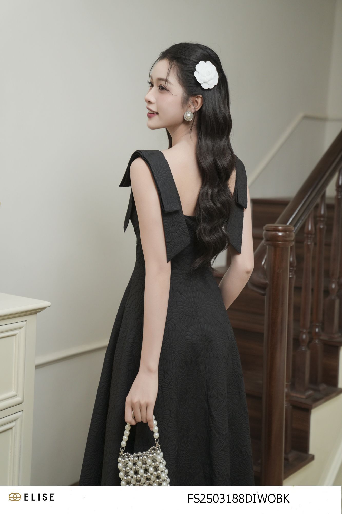 ĐẦM XỐP HOA NỔI NƠ VAI