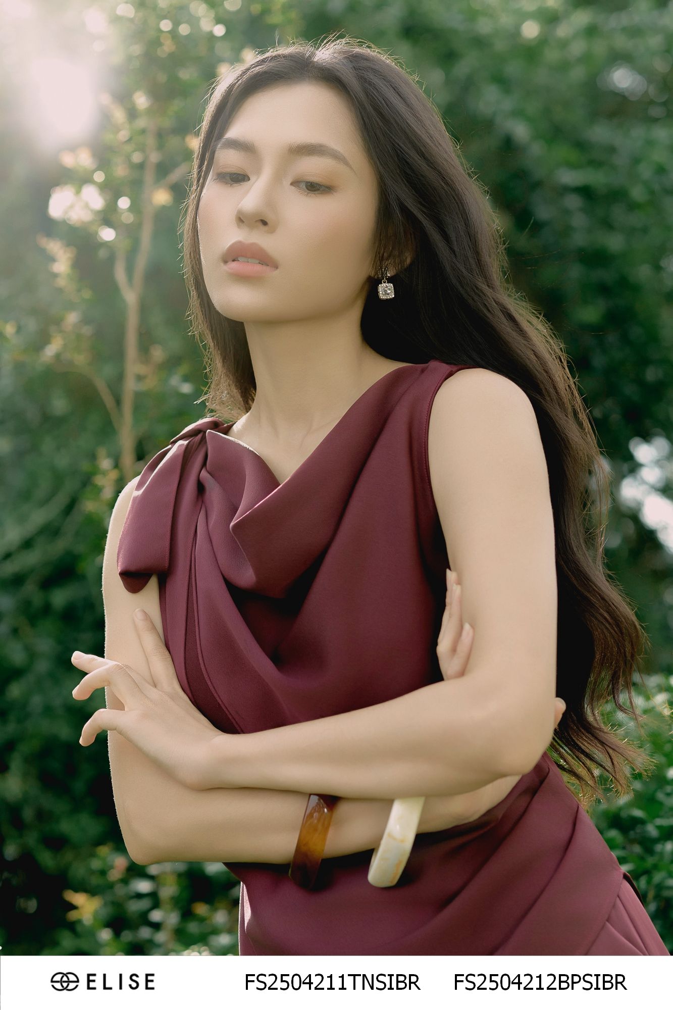 ÁO LỤA ĐỎ NÂU TRẦM CỔ ĐỔ NƠ VAI