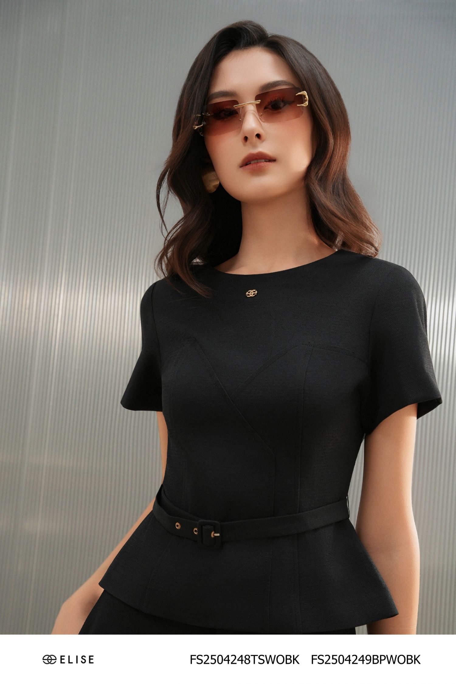 ÁO ĐEN VÂN KHÓA SAU PHỐI ĐAI EO