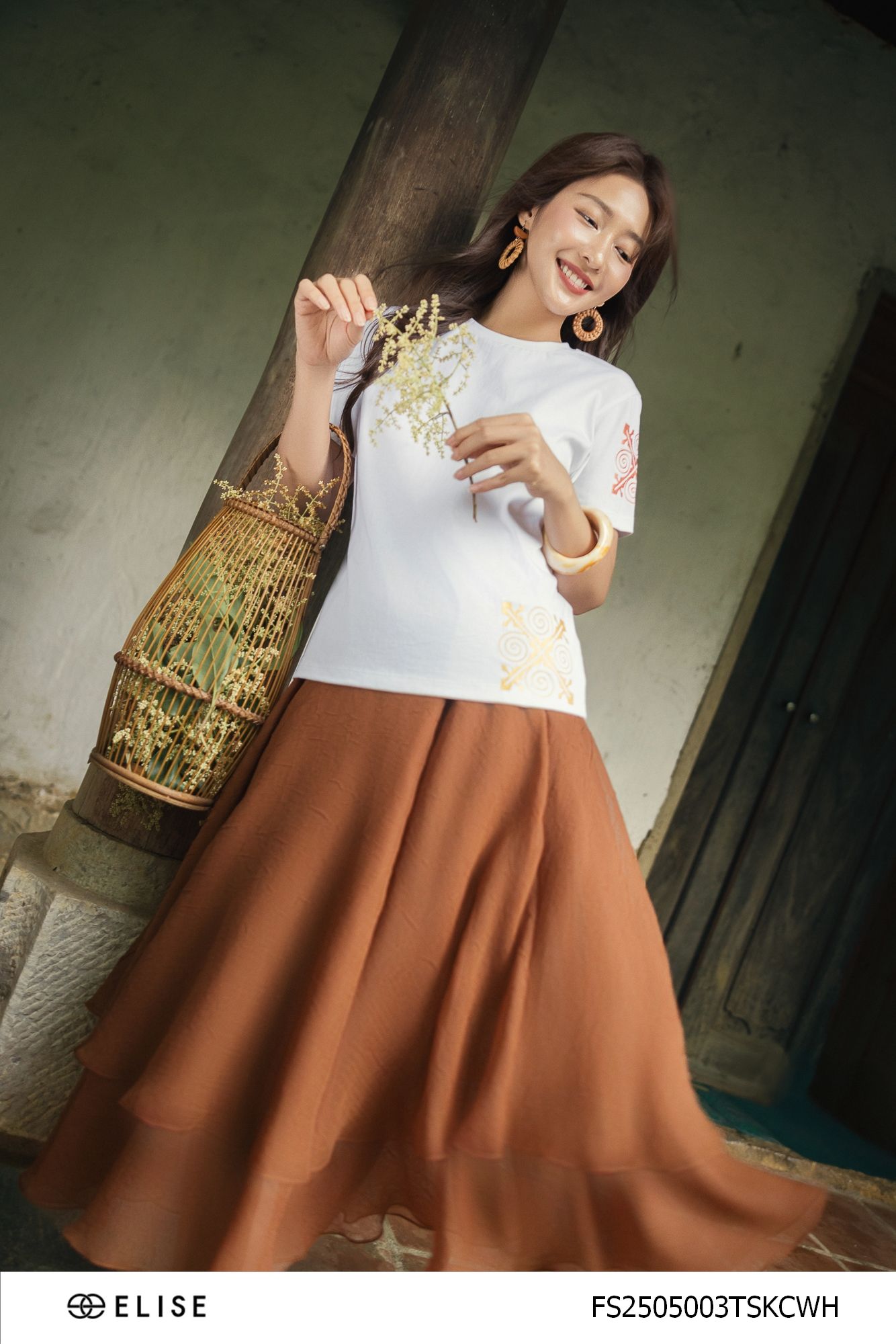 ÁO THUN TRẮNG THÊU TAY VÀ GẤU