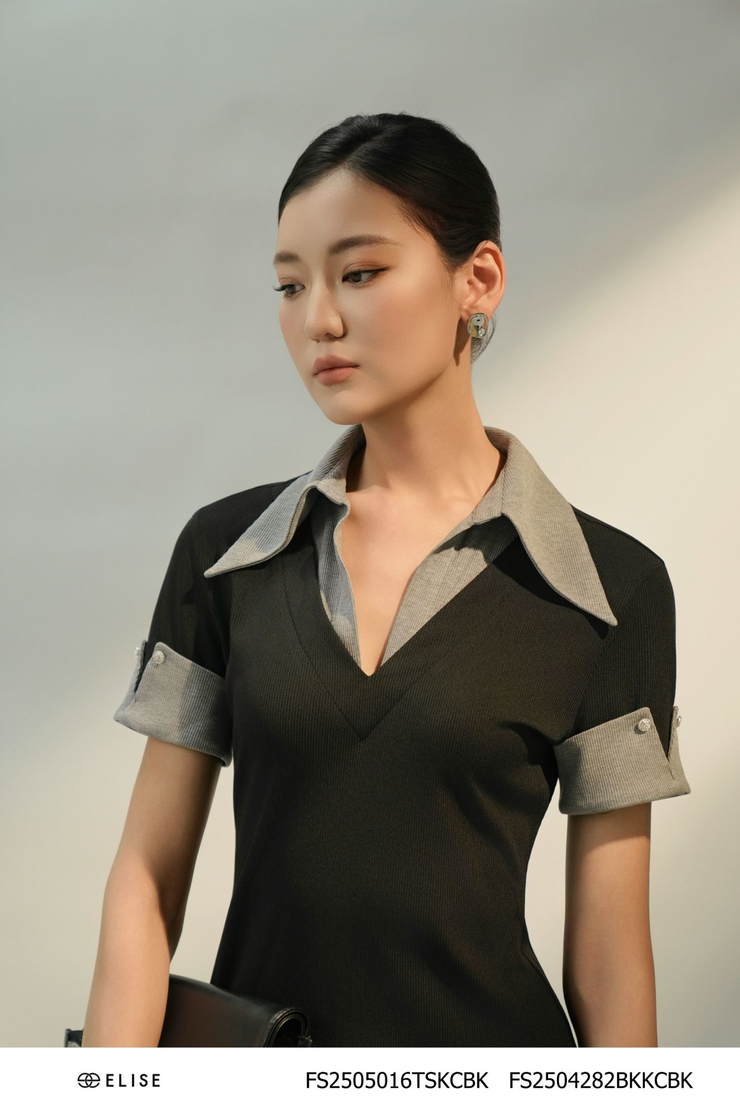 ÁO THUN ĐEN CỔ PHỐI GHI