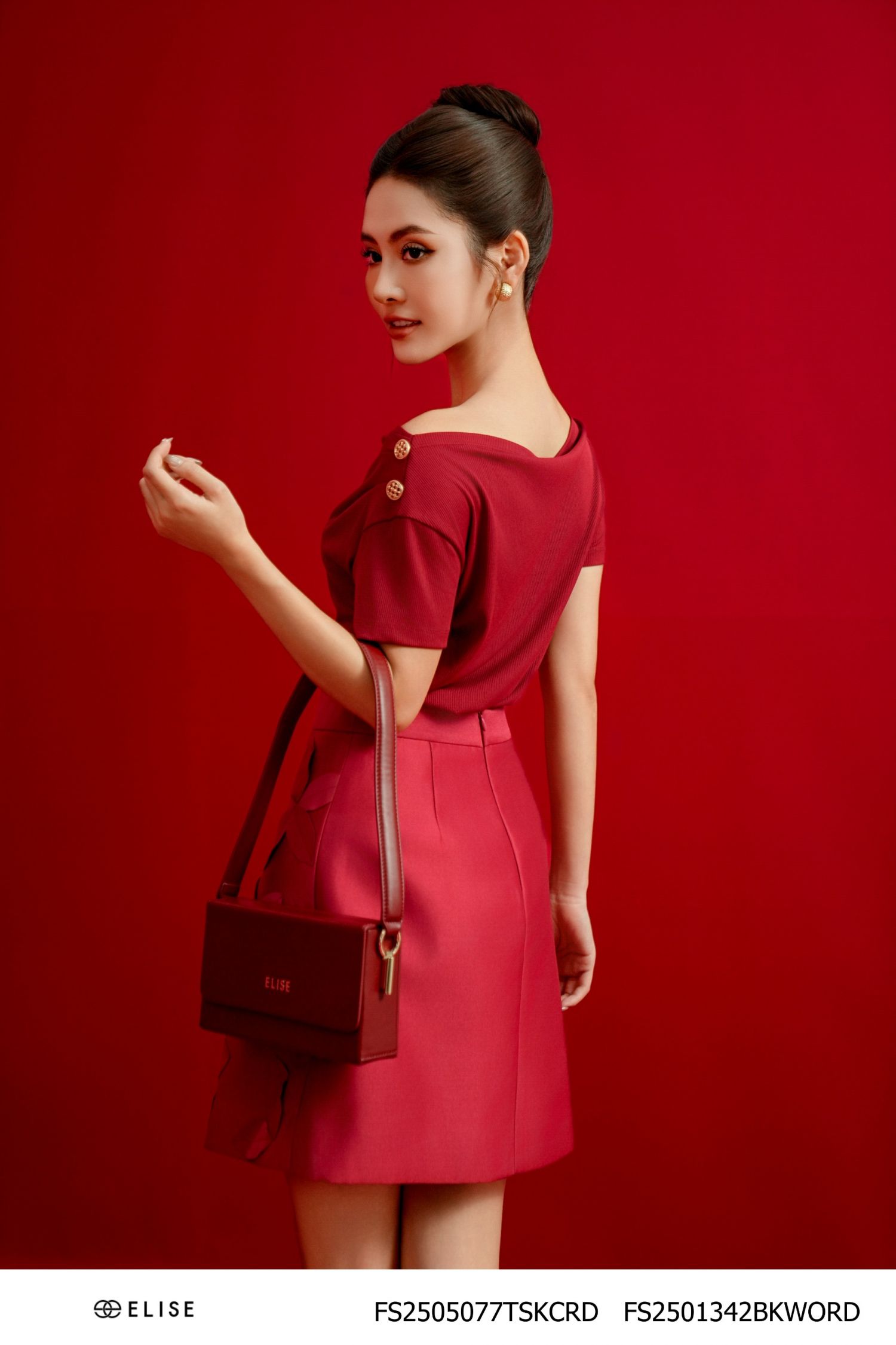 ÁO THUN ĐỎ ĐÔ XẾP LY VAI