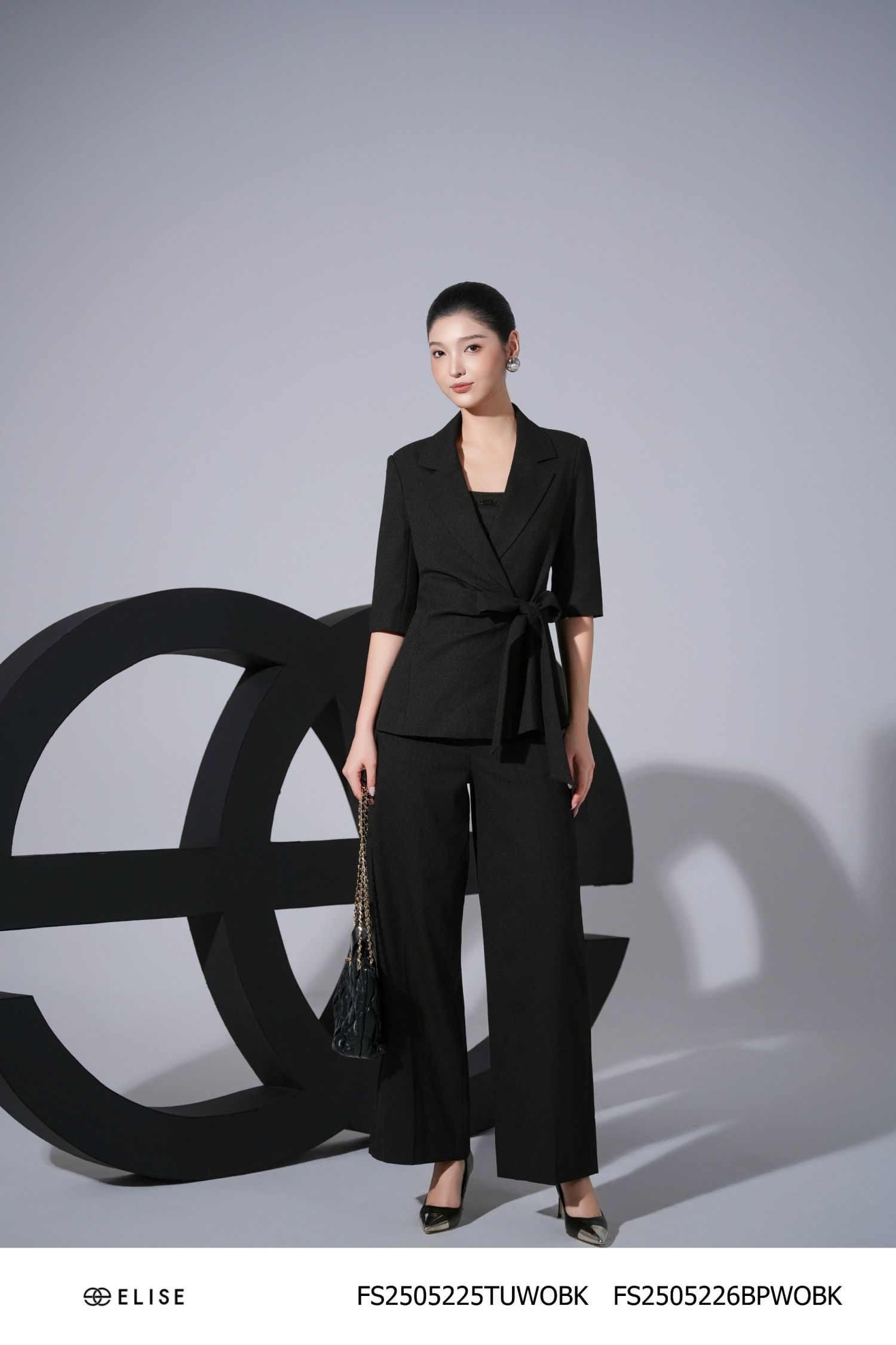 ÁO VEST ĐEN VÂN VẠT BUỘC