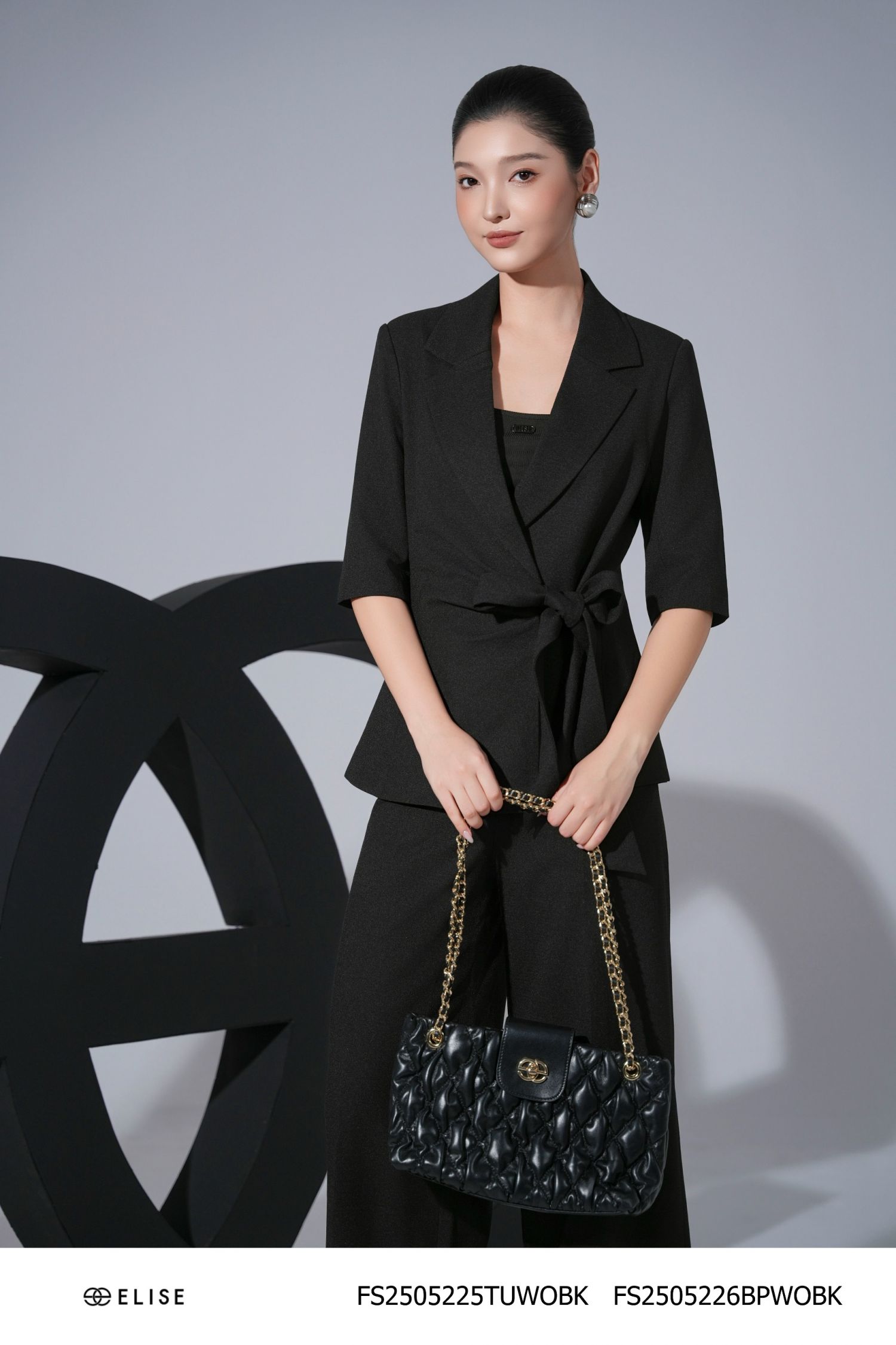 ÁO VEST ĐEN VÂN VẠT BUỘC
