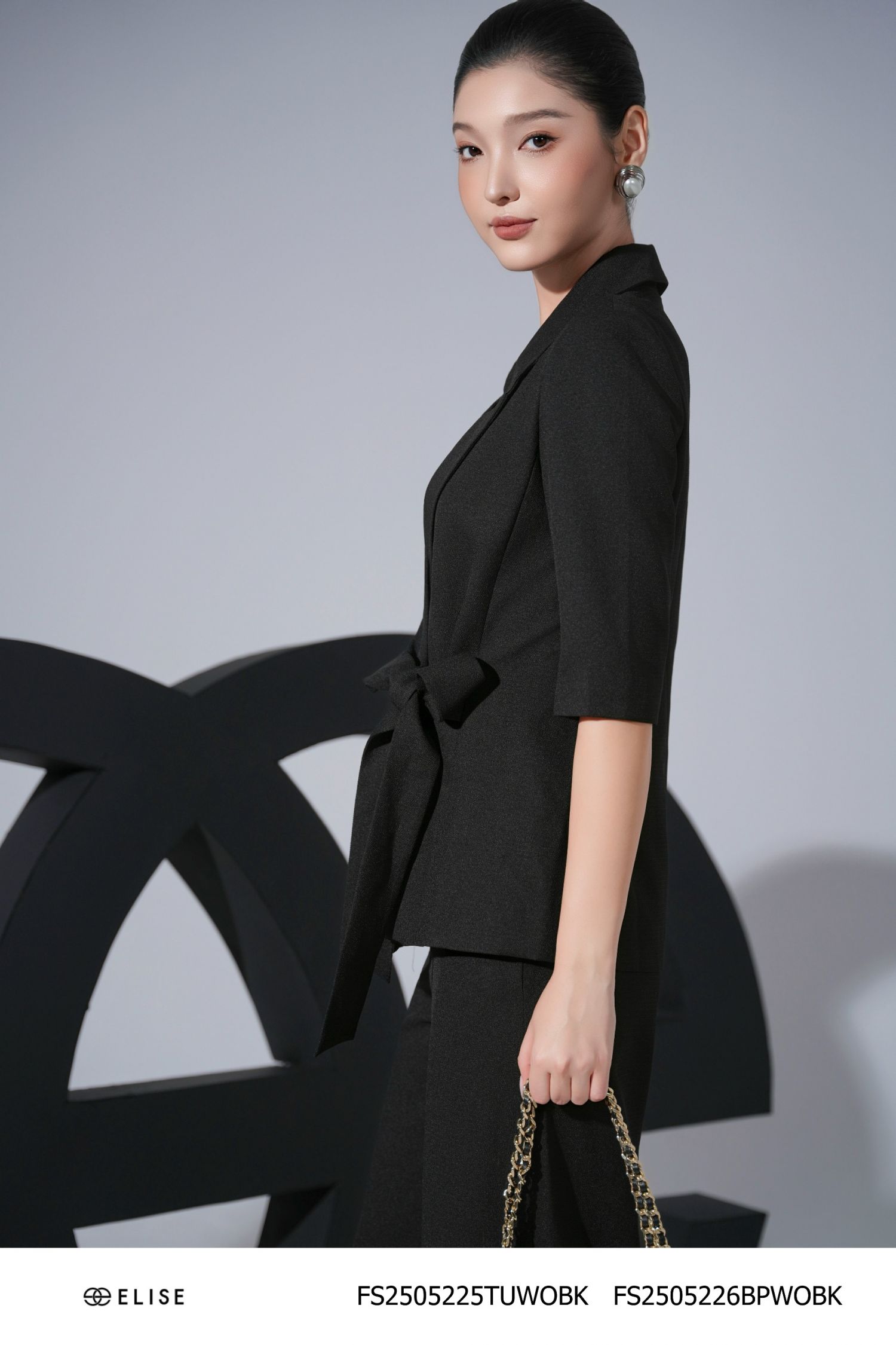 ÁO VEST ĐEN VÂN VẠT BUỘC