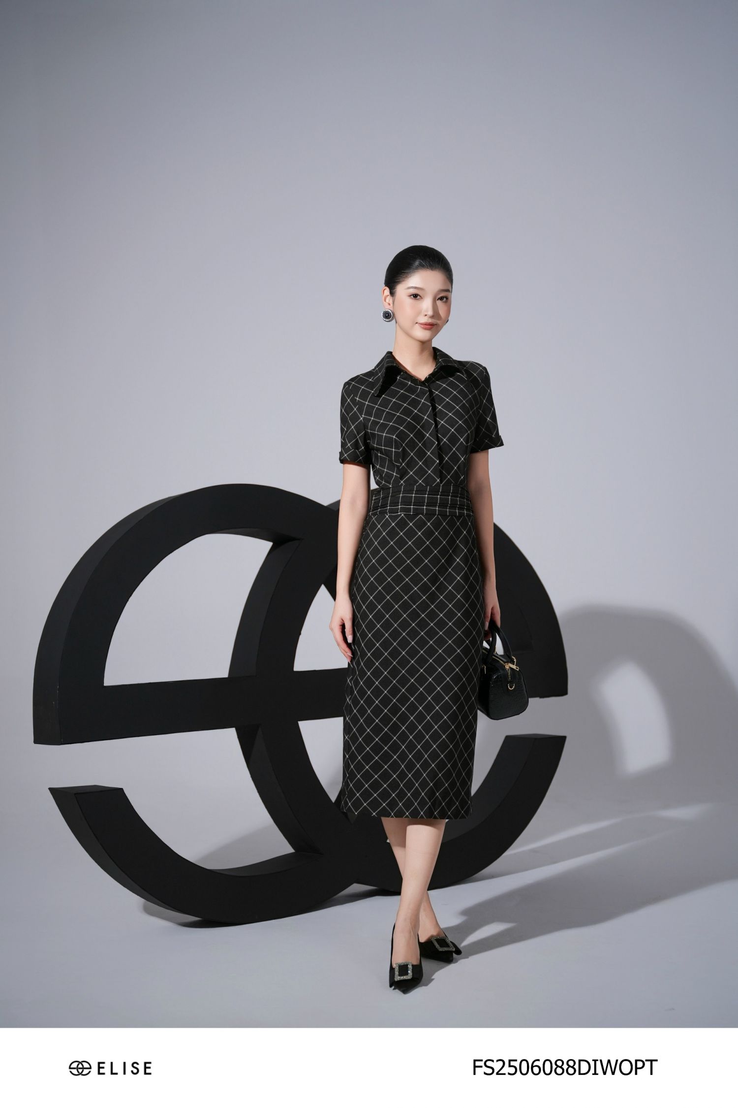 ĐẦM TUYTSY KẺ TRẮNG NỀN ĐEN NHÚN EO