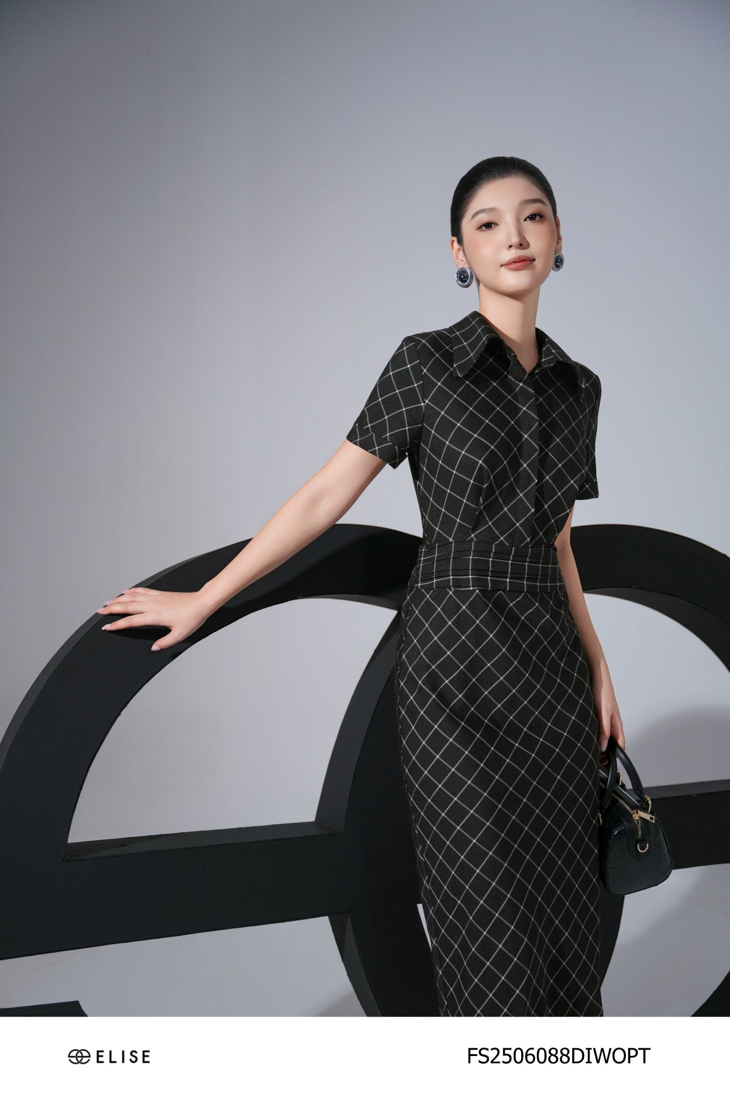 ĐẦM TUYTSY KẺ TRẮNG NỀN ĐEN NHÚN EO