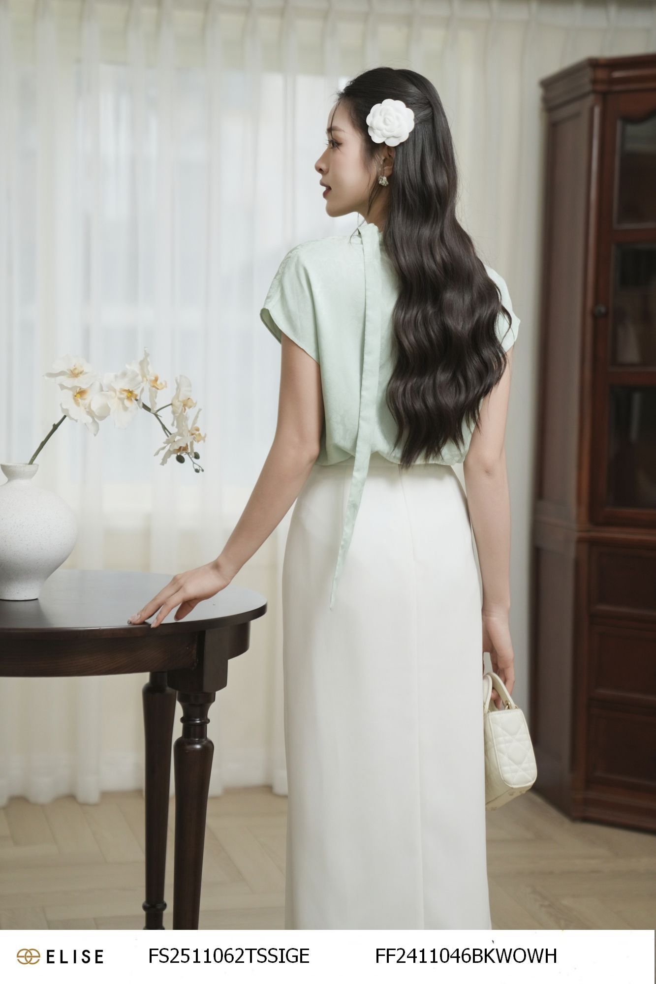 JUPE TRẮNG XẺ BÊN ĐÍNH CÚC