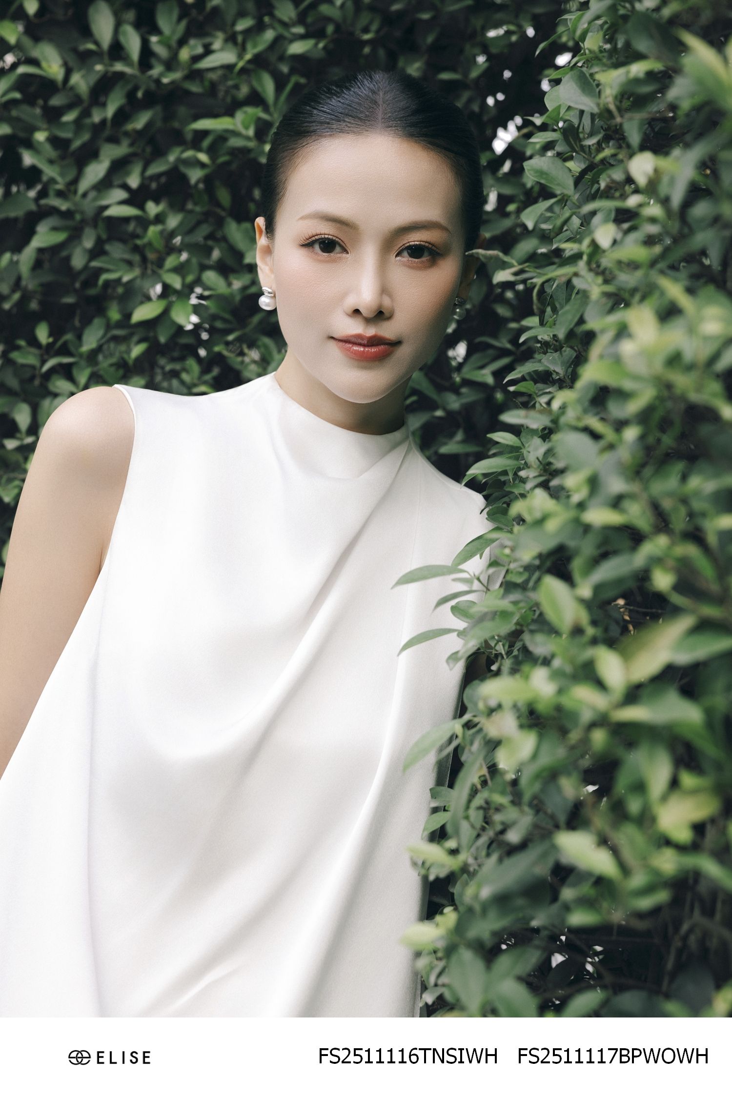 ÁO LỤA TRẮNG PHỦ TÀ CHÉO NHÚN VAI