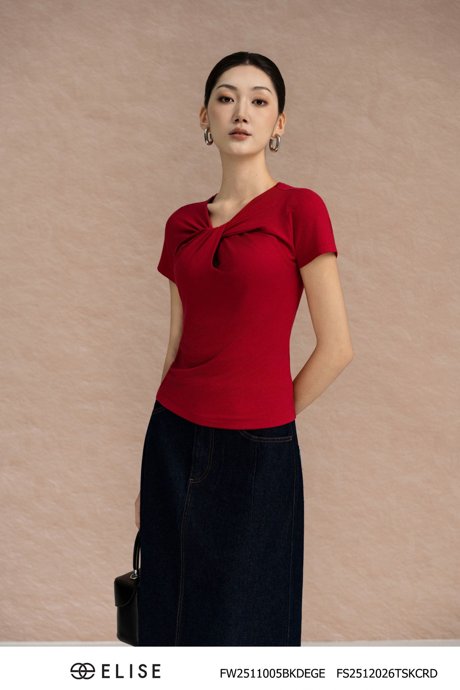 ÁO THUN ĐỎ CỔ XOẮN