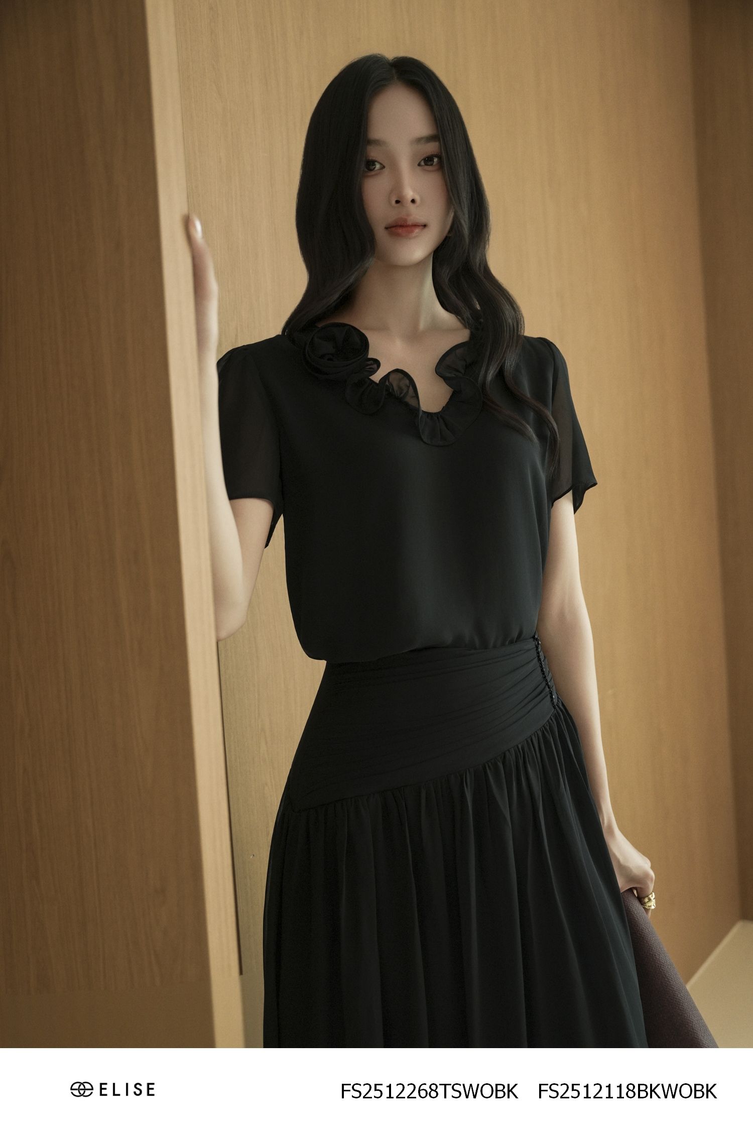 ÁO CHIFFON ĐEN CUỐN HOA CỔ