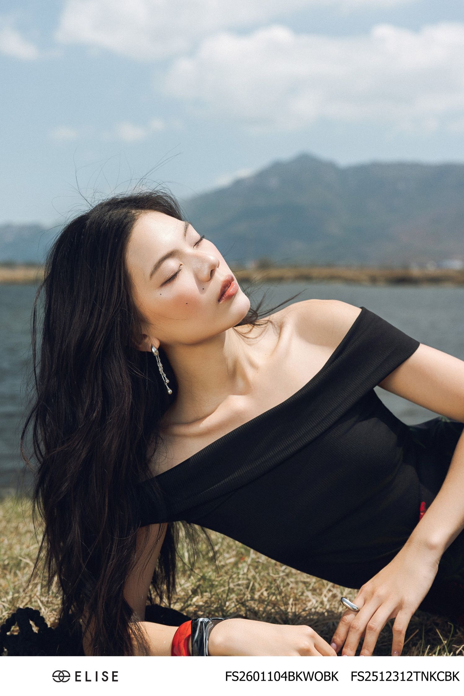 ÁO THUN ĐEN TRỄ VAI
