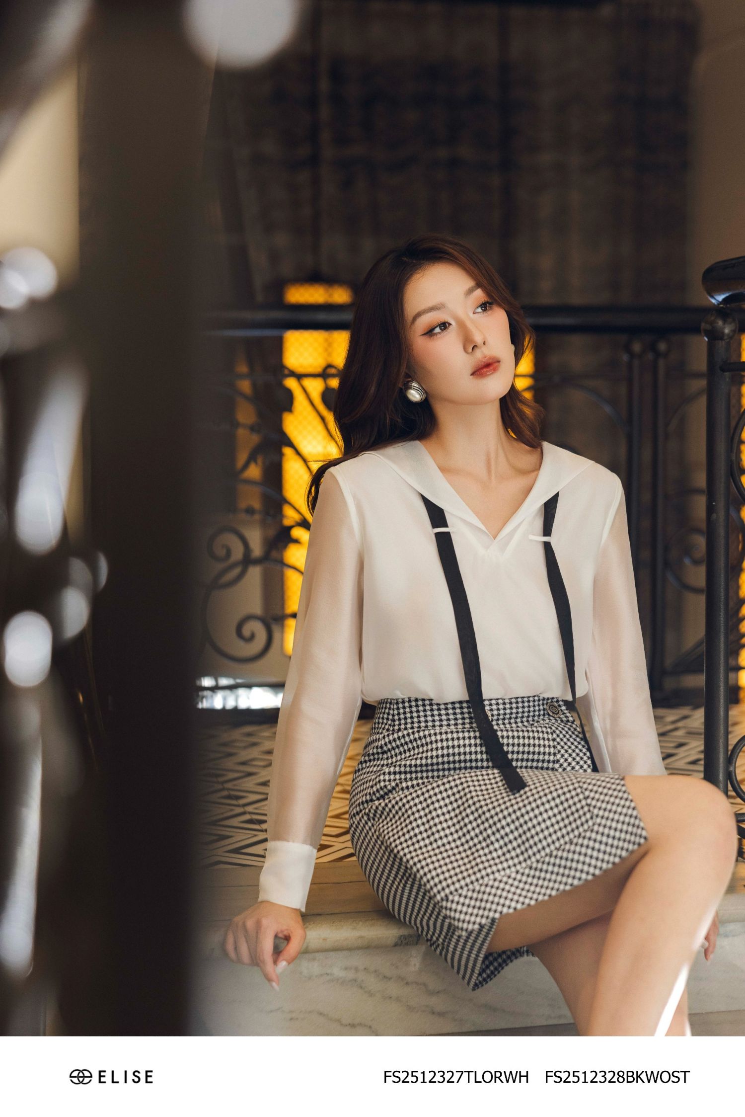 ÁO TƠ TRẮNG CỔ V PHỐI DÂY CỔ
