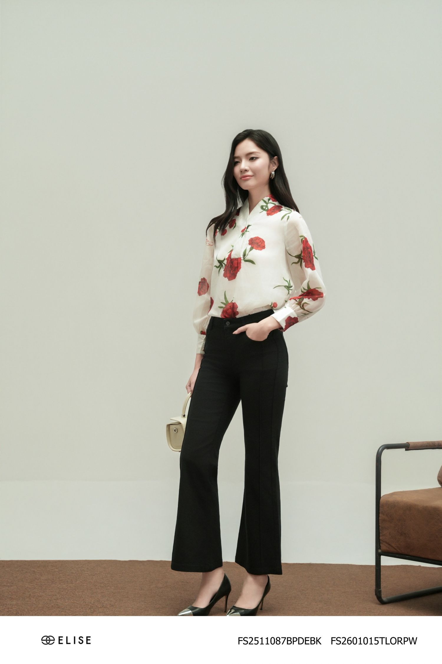 ÁO TƠ HOA NỀN TRẮNG CỔ V