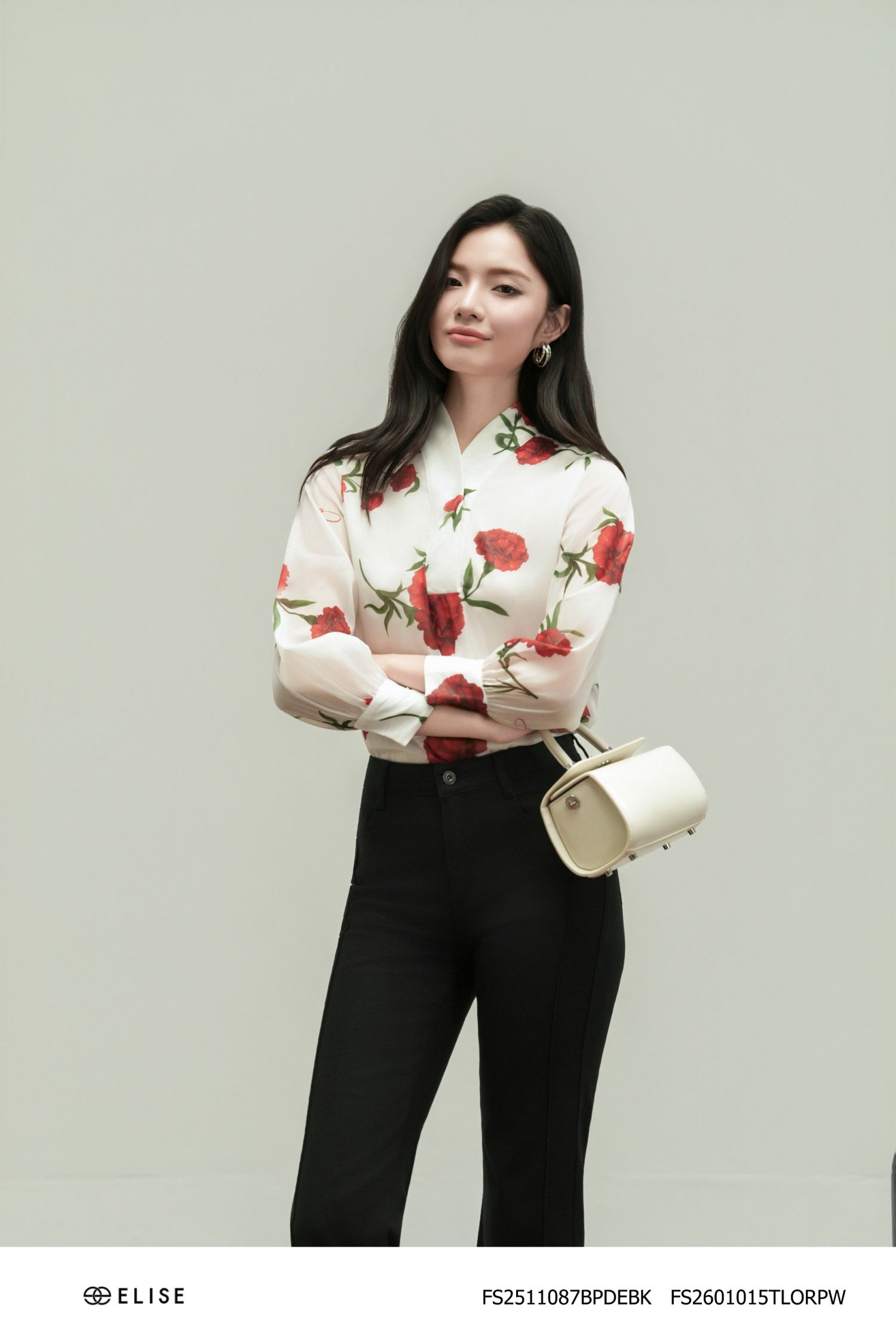 ÁO TƠ HOA NỀN TRẮNG CỔ V