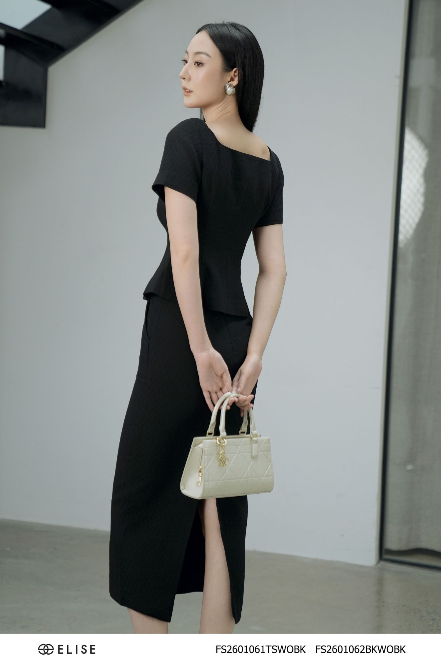 ÁO ĐEN CỔ VUÔNG VÂN NỔI