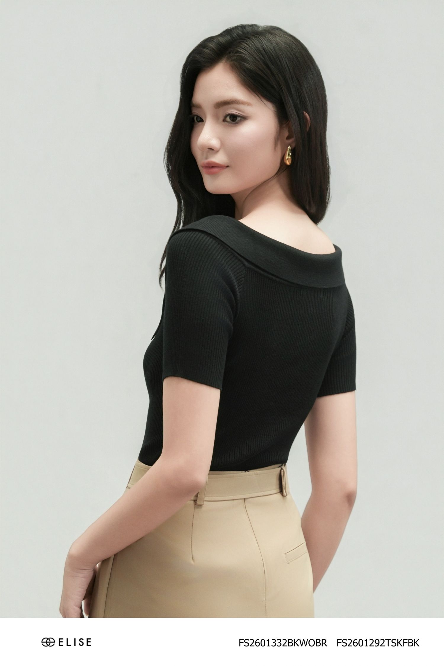 ÁO MONGTOGHI ĐEN CỔ V