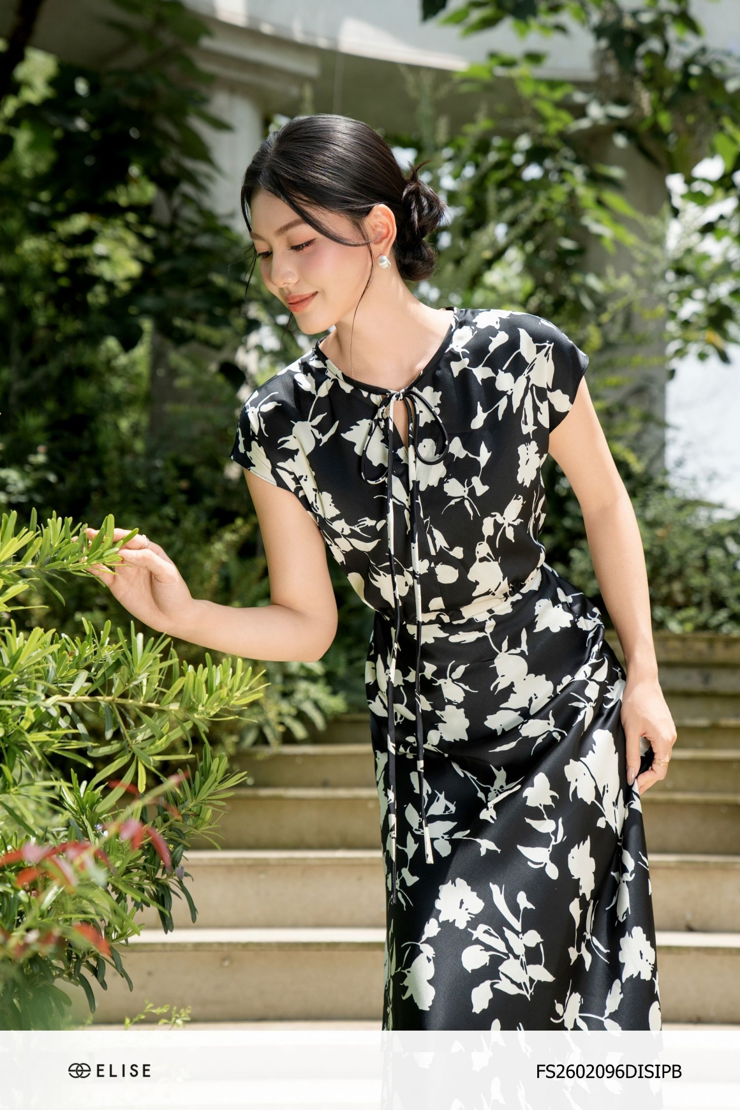 ĐẦM LỤA HOA NỀN ĐEN VAI CHỜM