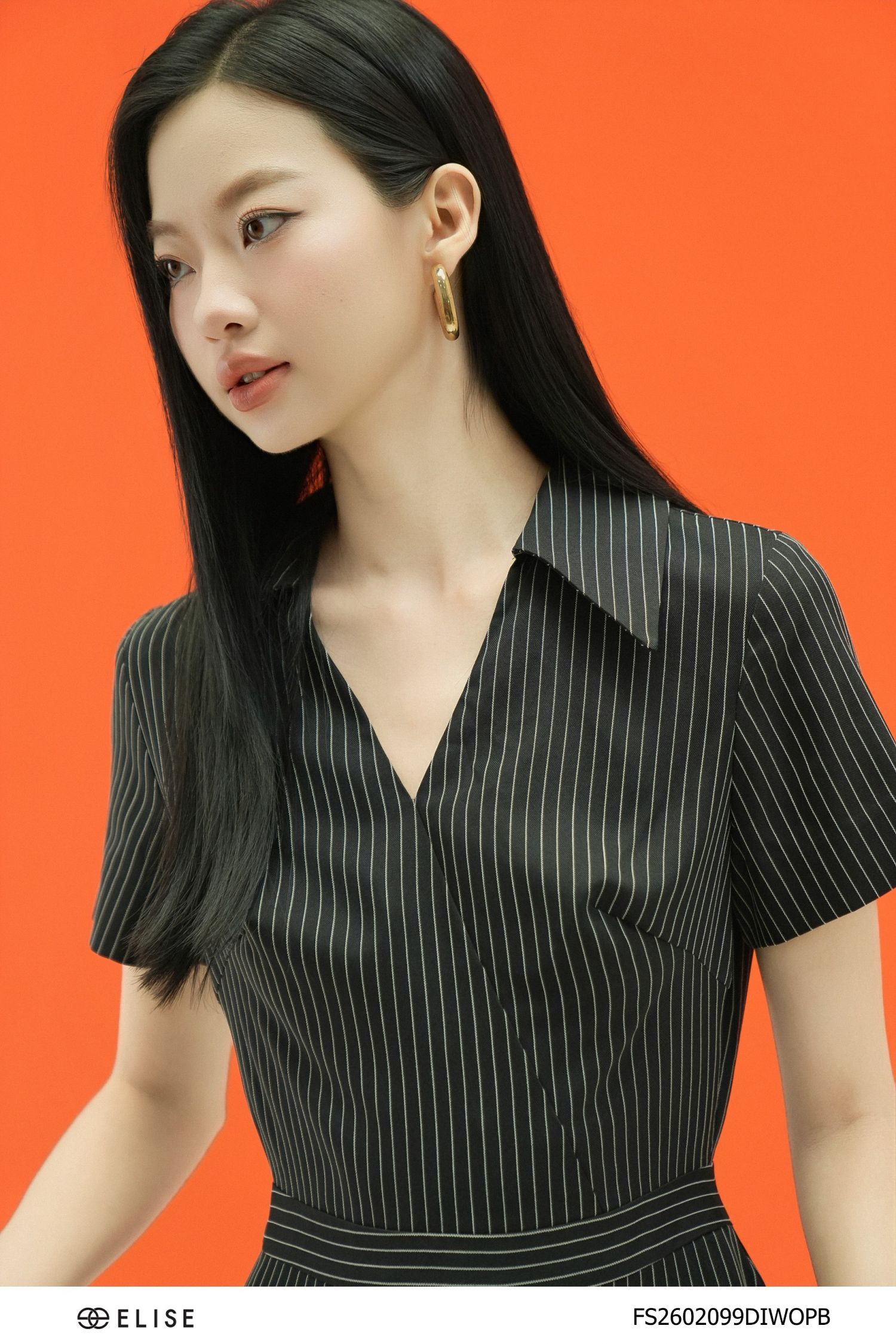 ĐẦM TUYTSY ĐEN KẺ TRẮNG CỔ V