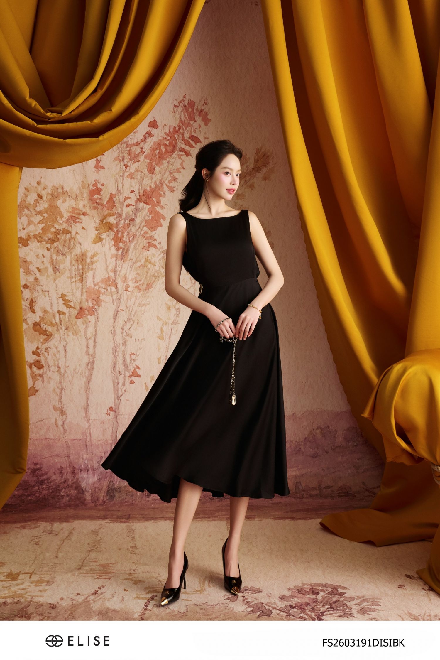 ĐẦM LỤA ĐEN CỔ ĐỔ SAU CÀI DÂY TRAI