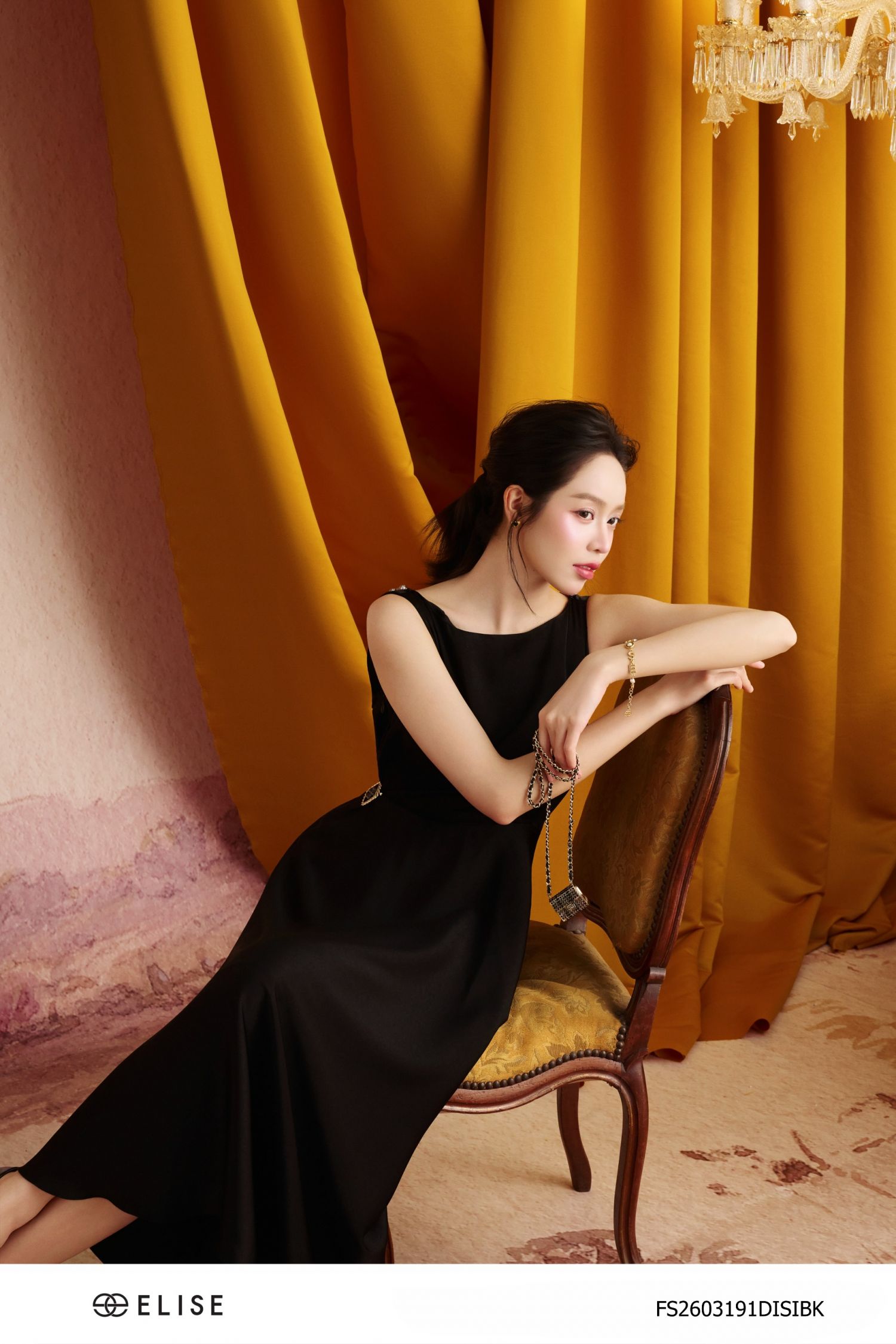 ĐẦM LỤA ĐEN CỔ ĐỔ SAU CÀI DÂY TRAI