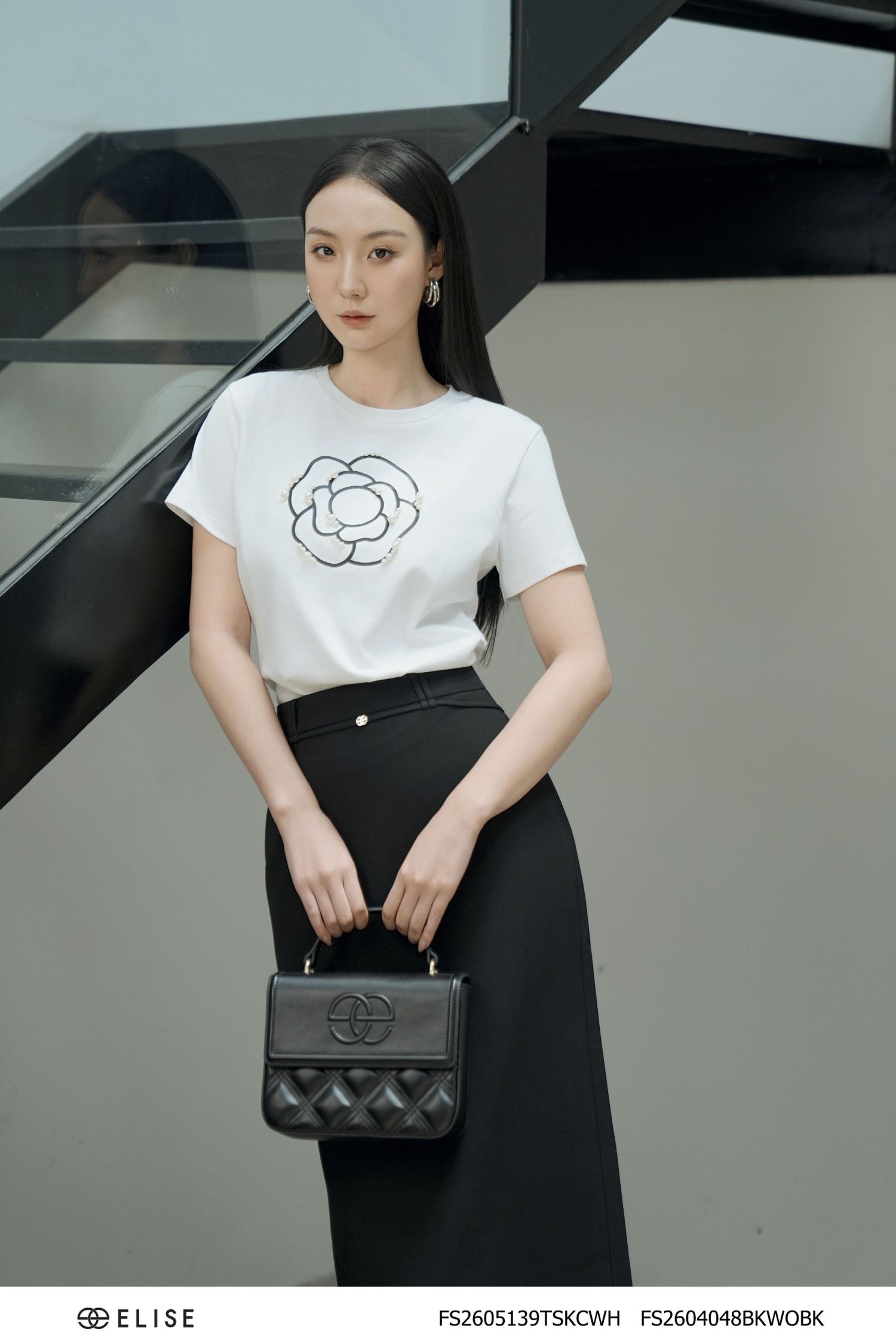 JUPE BÚT CHÌ ĐEN XẺ SAU ĐÍNH LOGO